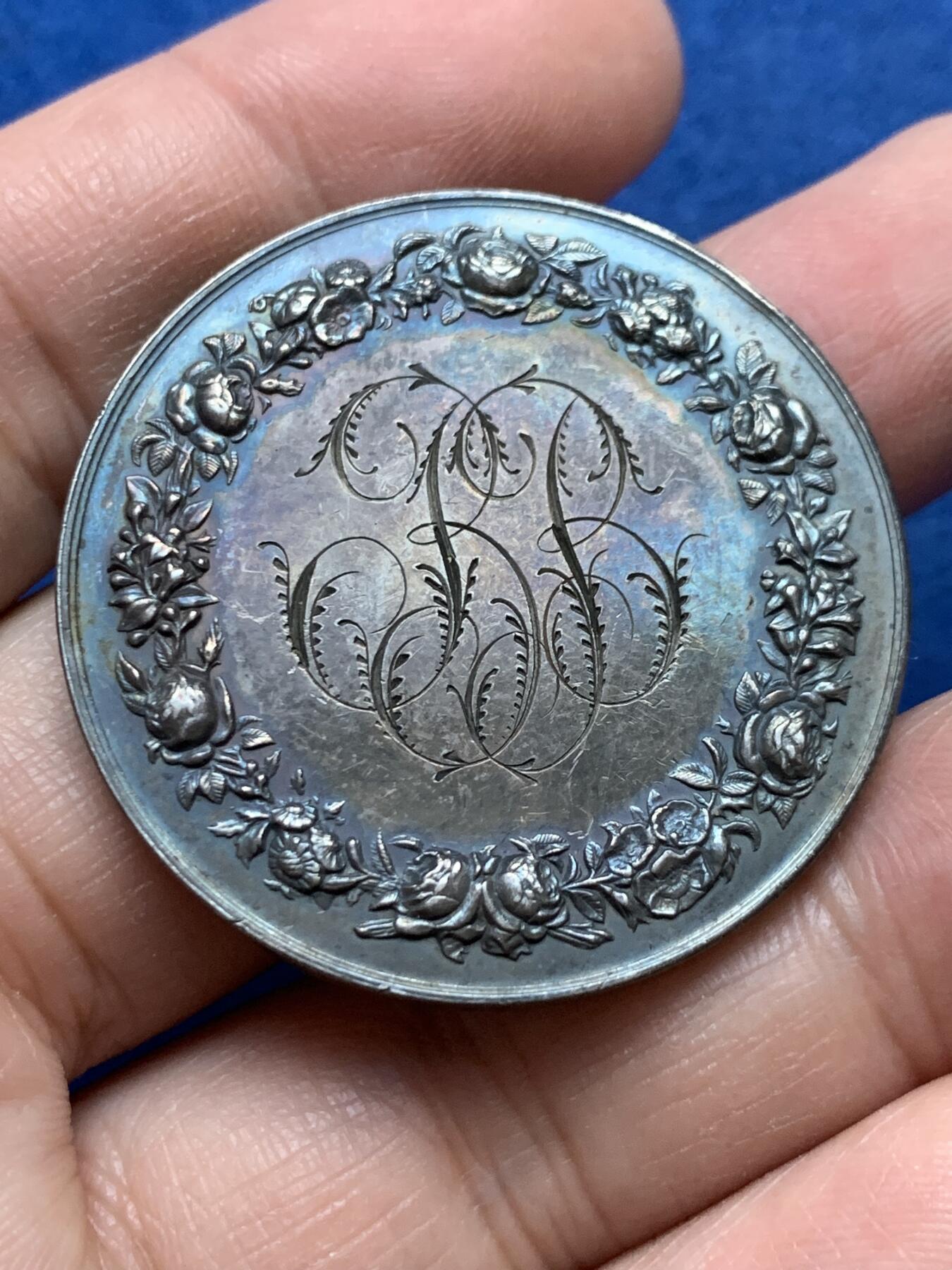 《竞宝斋》第444场 周日，周一，2场连拍 （全场包邮） 法国婚章 25.3克 大直径39mm 1895 丰饶角银标边铭 包浆挺漂亮