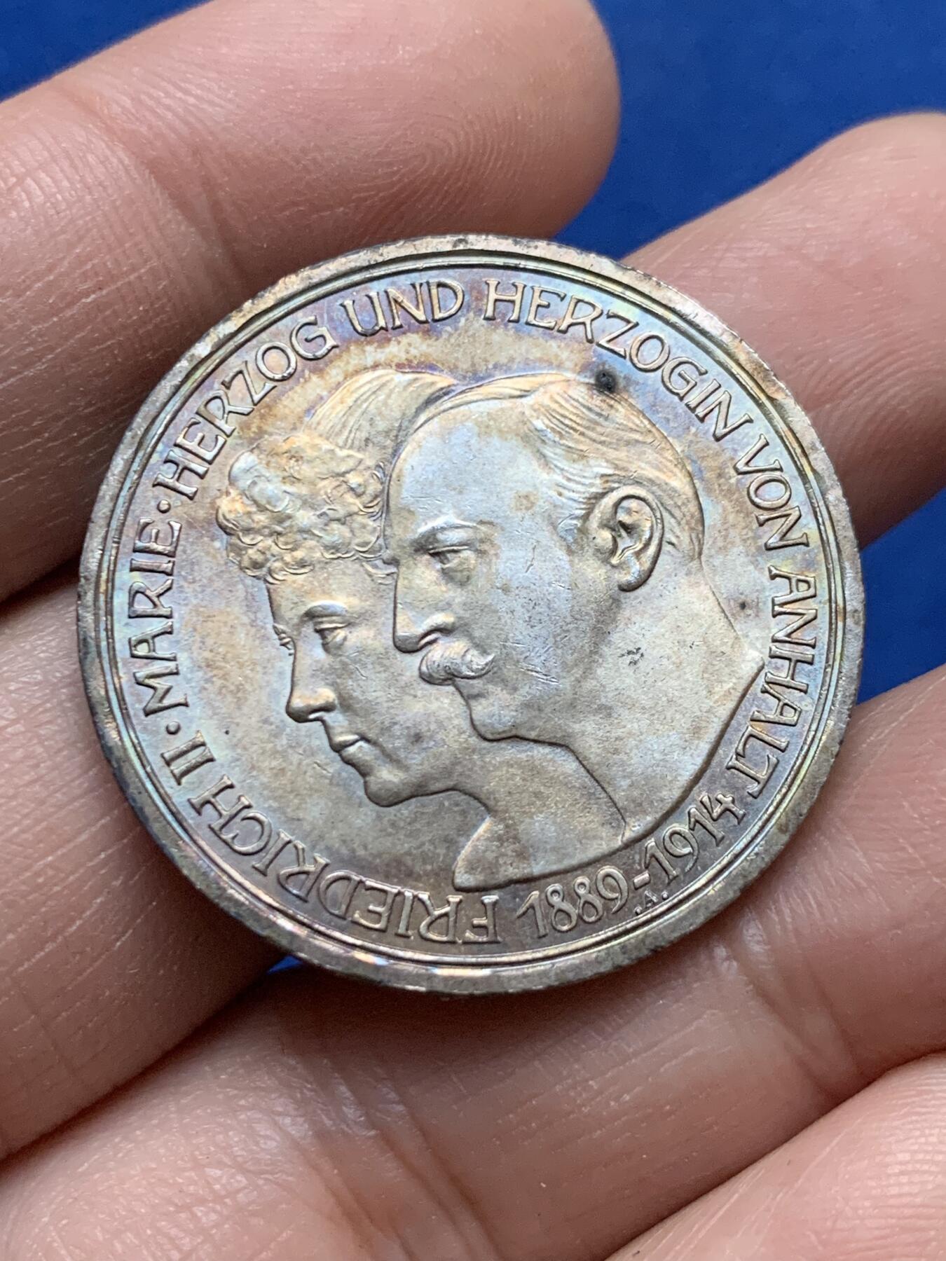 《竞宝斋》第444场 周日，周一，2场连拍 （全场包邮） 德国 1914年 安哈特德绍 3马克银币 包浆带彩 光度也不错 细节见图