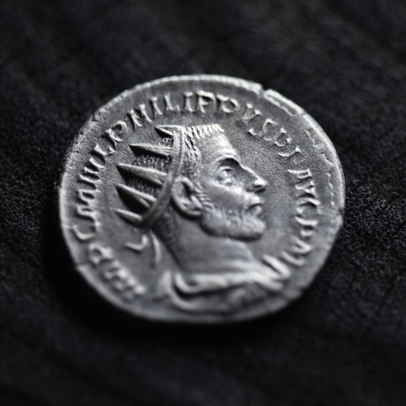 【良泉】【2025年最后一场】12月18日晚19.30点开拍！188组【直播场】西方古代钱币、丝路杂项、印章！ 【藏家出品A】公元244-245年，古罗马帝国，腓力一世，背英勇神-维尔图斯，安东尼银币，4.1克