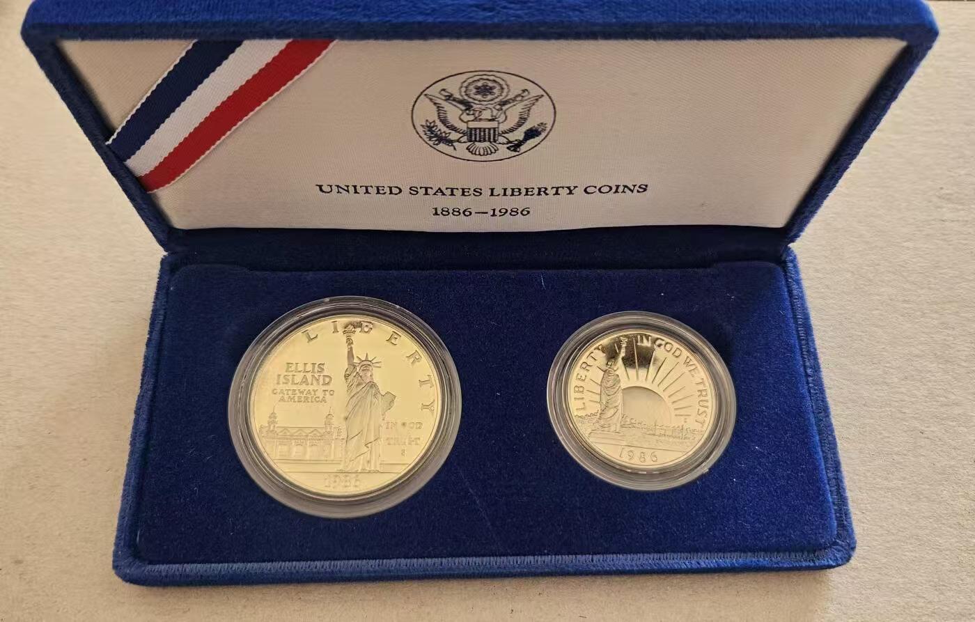 ❤️【币观天下】❤️ 第333期钱币拍卖- 2025.12.5周五晚上6点半场-长期征集拍品 美国1986币自由女神像百年精制套装两枚，1元银币26.7克，有氧化带包装