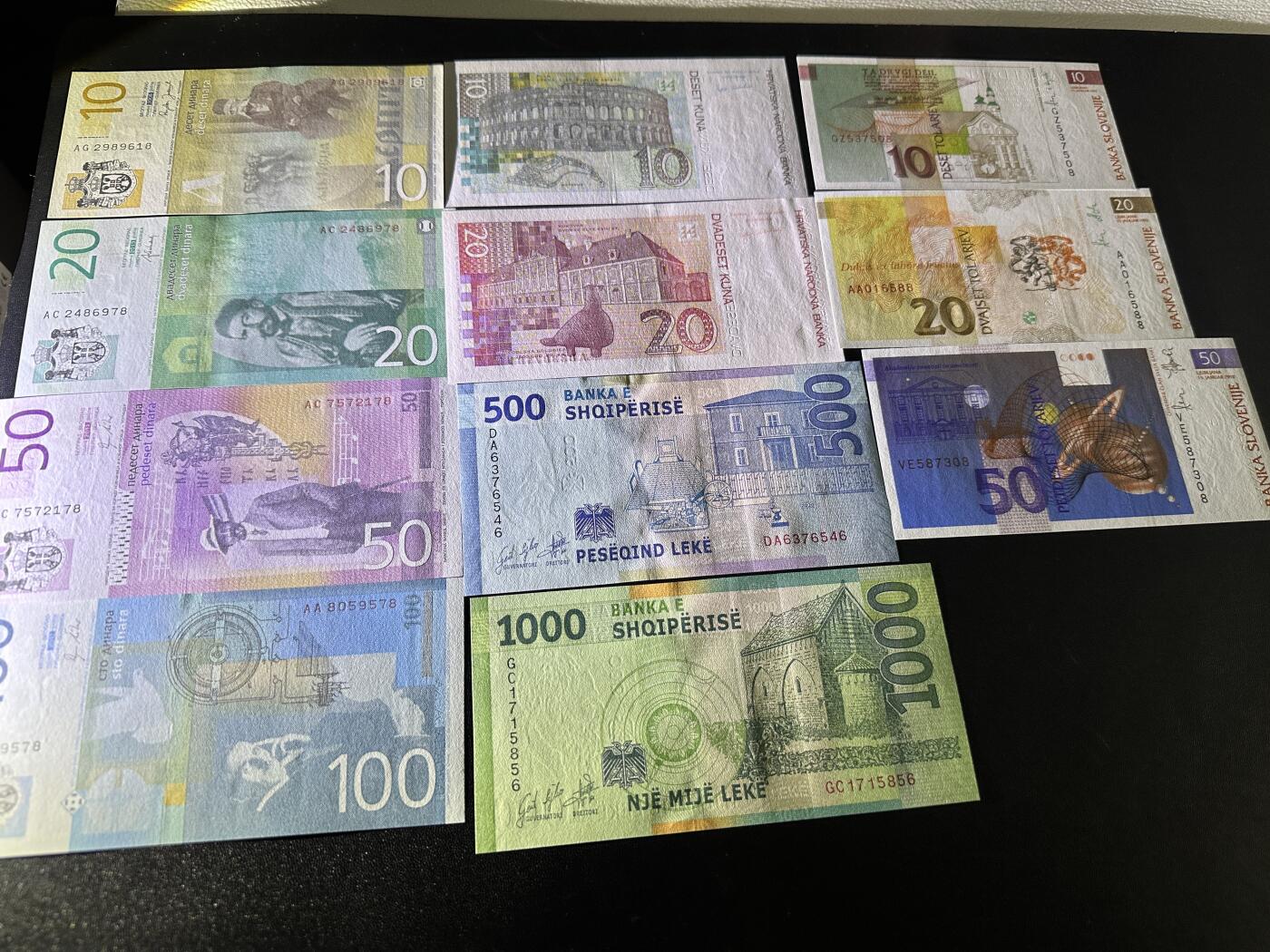 《外钞收藏家》第五百九十期（欧洲强钞、港币、硬通货及丰富裸币大拍场）（本平台长期征集拍品、欢迎藏友们联系合作） 塞尔维亚（有轻微潮）、克罗地亚、斯洛文尼亚、阿尔巴尼亚 11张一起 全新UNC 每个国家都是尾1同