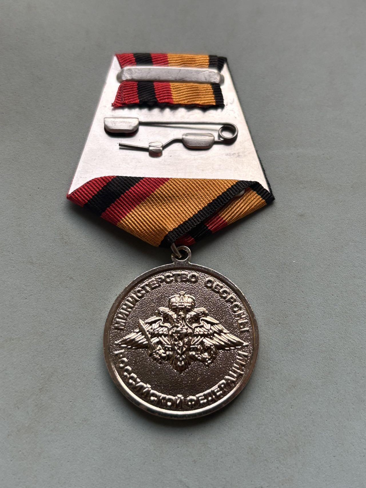 盛世勋华——号角文化勋章邮票专场拍卖第291期 俄罗斯“米哈伊尔·卡拉什尼科夫”纪念奖章，2004年设立（纪念卡拉什尼科夫诞辰85周年），该奖章是俄军对轻武器研发与装备领域人员的专项表彰，核心关联卡拉什尼科夫及其AK系列步枪对俄军（及全球）轻武器体系的影响，是装备研发领域的标志性荣誉之一。