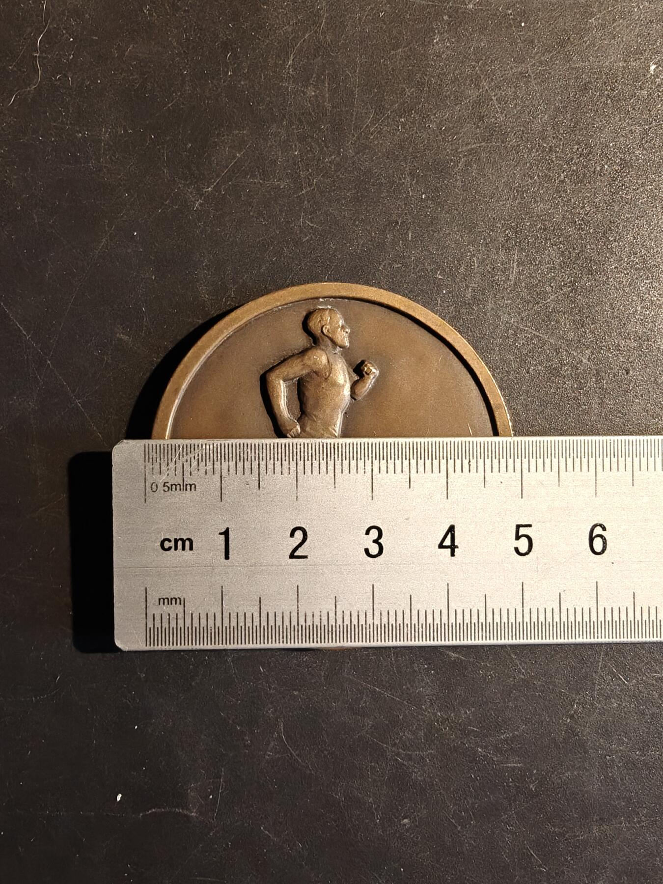 老王徽章第167期 法国“小巴黎人报”竞走竞赛大铜章     直径50mm.    重量55.3g