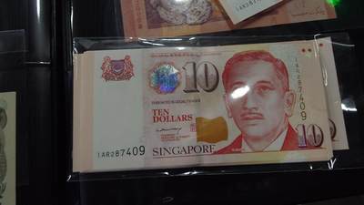 世界钱币～微拍第218期暨2025年第58期  老库存低价起拍 - 2005年新加坡10元纸币非塑料钞 李显龙签名少有 全新绝品无斑 尾号409