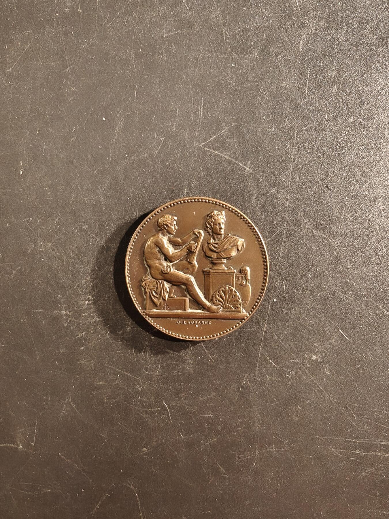 老王徽章第167期 法国艺术之友协会大铜章     直径32mm.    重量16.9g