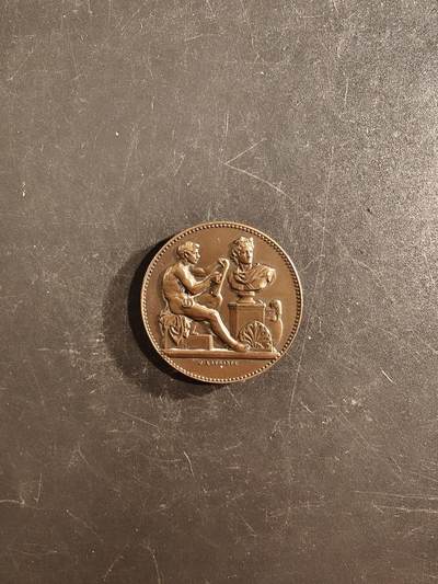 老王徽章第167期 - 法国艺术之友协会大铜章     直径32mm.    重量16.9g