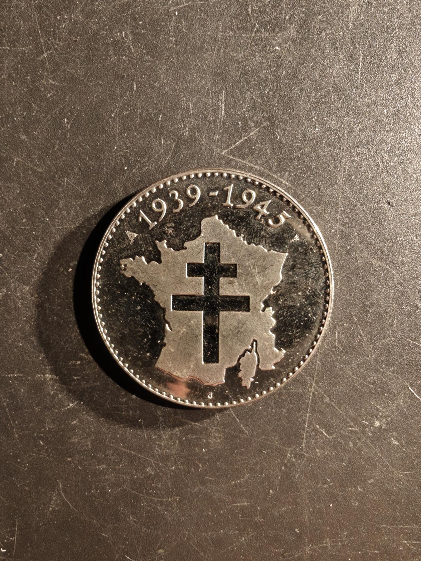 老王徽章第167期 法国二战纪念章    1940年夏尔戴高乐成立“自由法国”      直径41mm.     重量31.1g