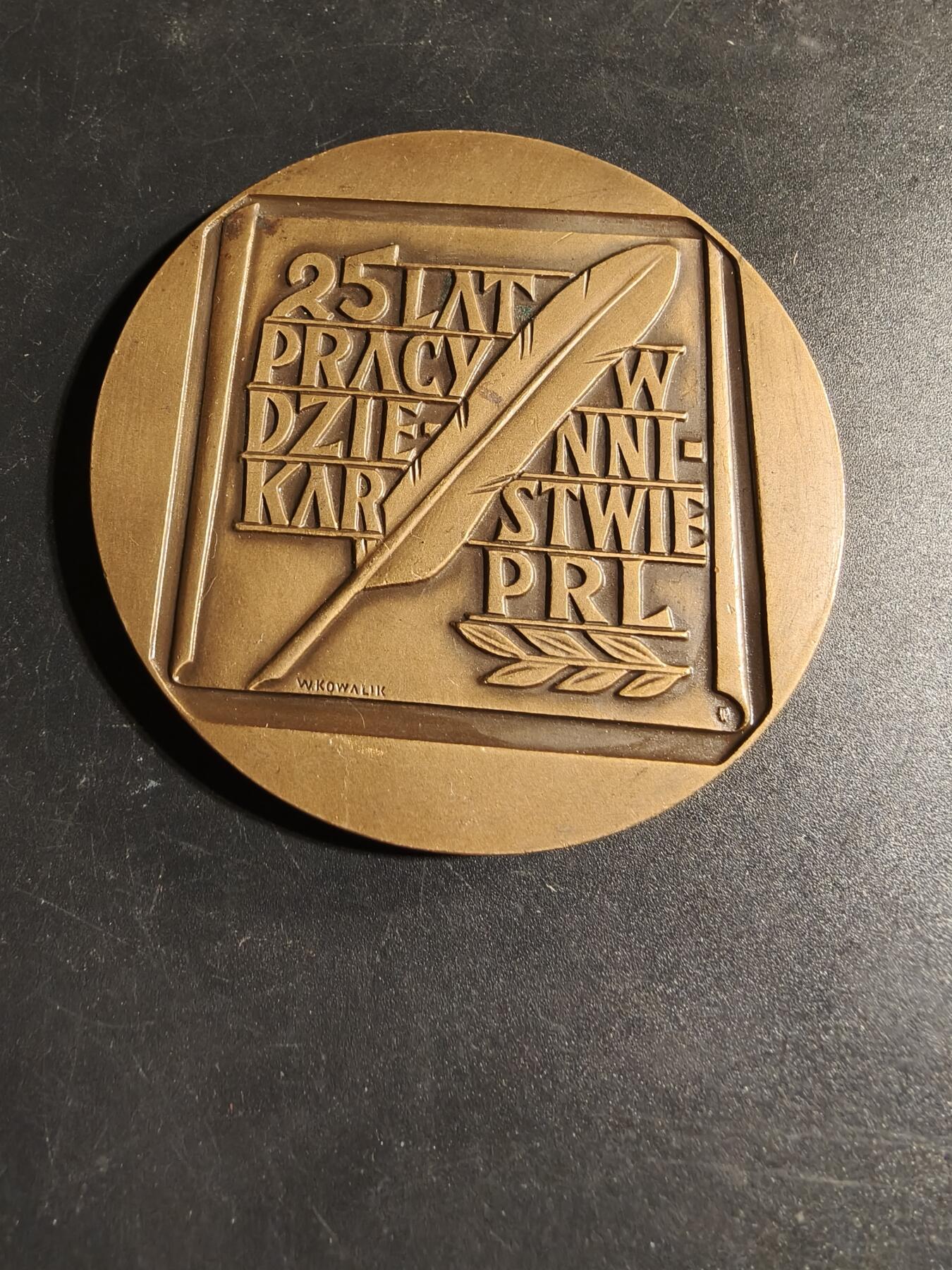 老王徽章第167期 波兰人民共和国新闻工作25周年大铜章    由波兰记者协会颁发     直径70mm.     重量136.4g