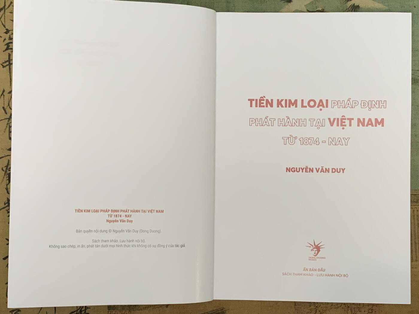 《竞宝斋》第444场 周日，周一，2场连拍 （全场包邮） 越南最新发售的硬币类书籍，涵盖了法属印支至今所发行的金属流通币，铜板纸限量印刷，这本目录可用作工具书，也可收藏，细节见图。