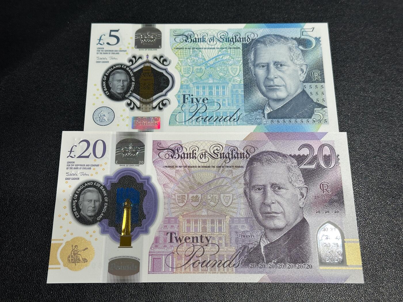 《外钞收藏家》第五百九十期（欧洲强钞、港币、硬通货及丰富裸币大拍场）（本平台长期征集拍品、欢迎藏友们联系合作） 英国查尔斯版塑料钞5和20镑 2张一起 全新UNC 全部是靓号尾2