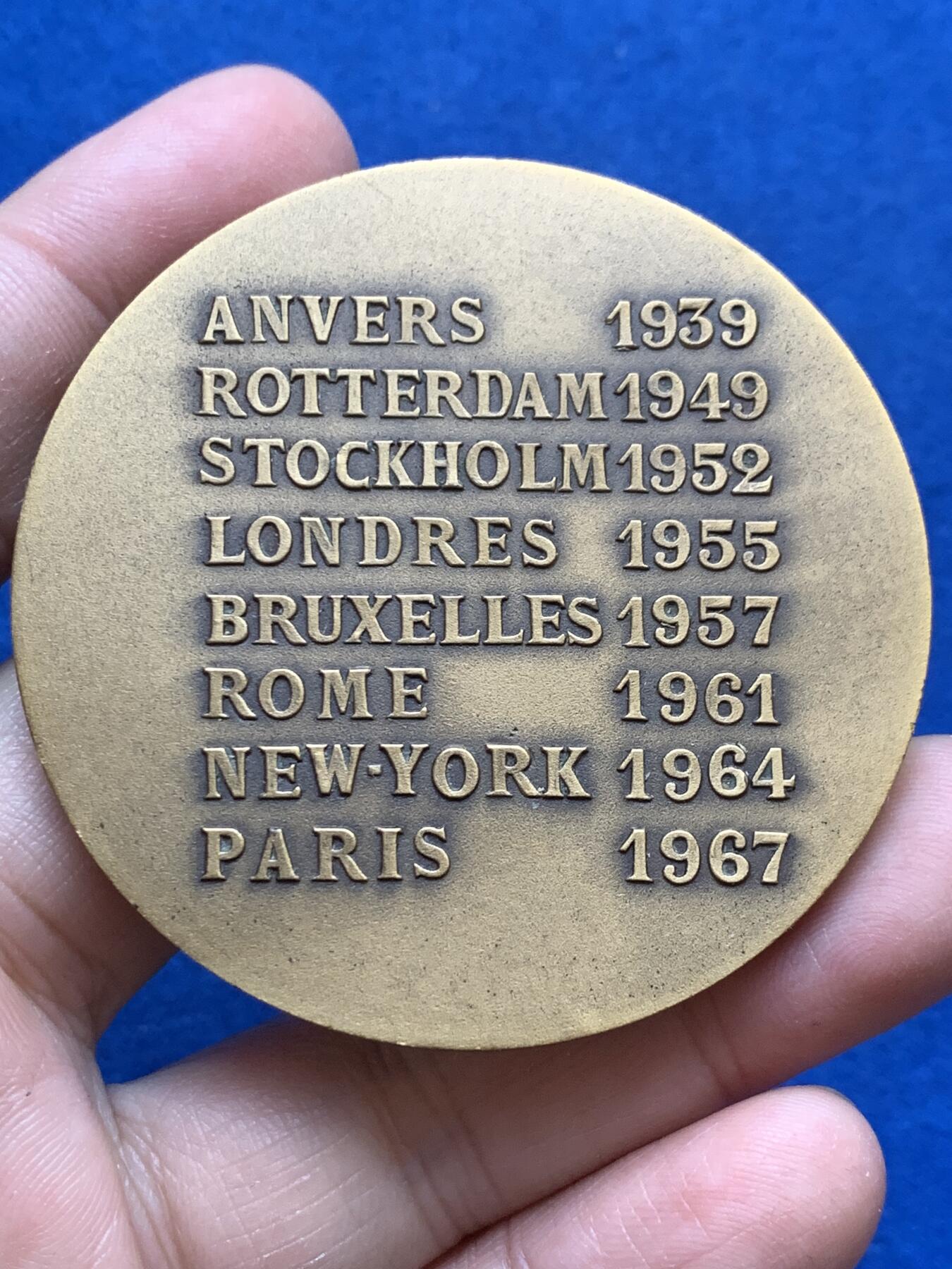 《竞宝斋》第444场 周日，周一，2场连拍 （全场包邮） 法国巴黎1967年国际神经症状研究大会大铜章 直径58.5mm 重量91.1g 三角铜标边铭