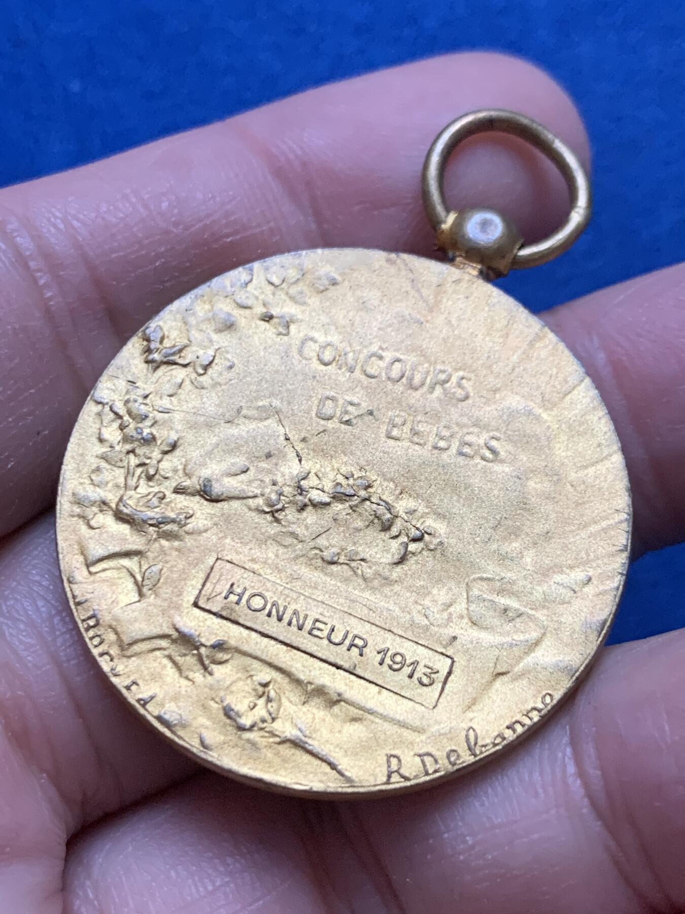 《竞宝斋》第444场 周日，周一，2场连拍 （全场包邮） 1913镀金纪念章一枚 正面人像细腻 细节见图 带环总重约20.6克 35.5mm