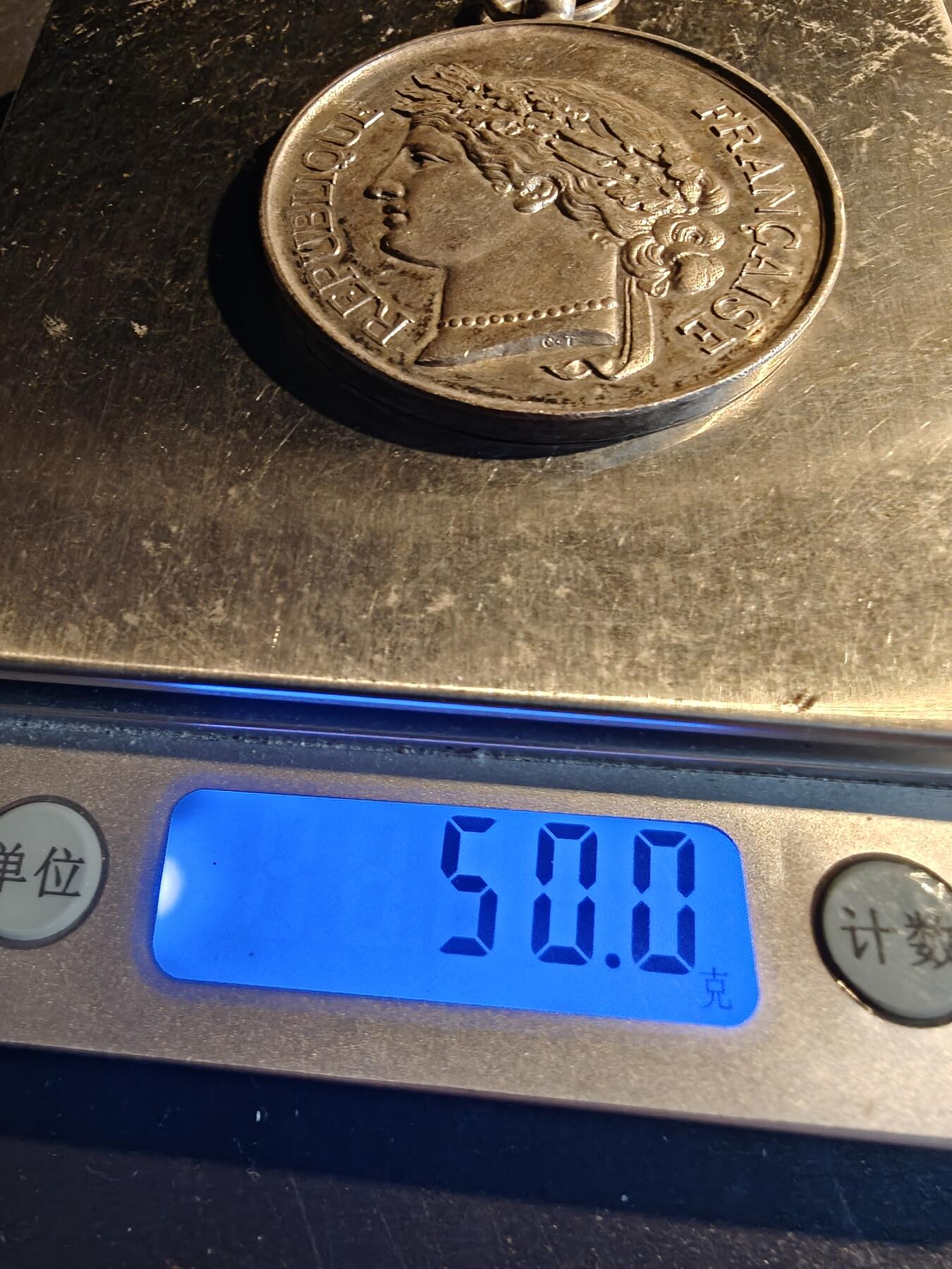 老王徽章第167期 法国射击联盟荣誉奖章    铜镀银     直径50mm.    重量50g