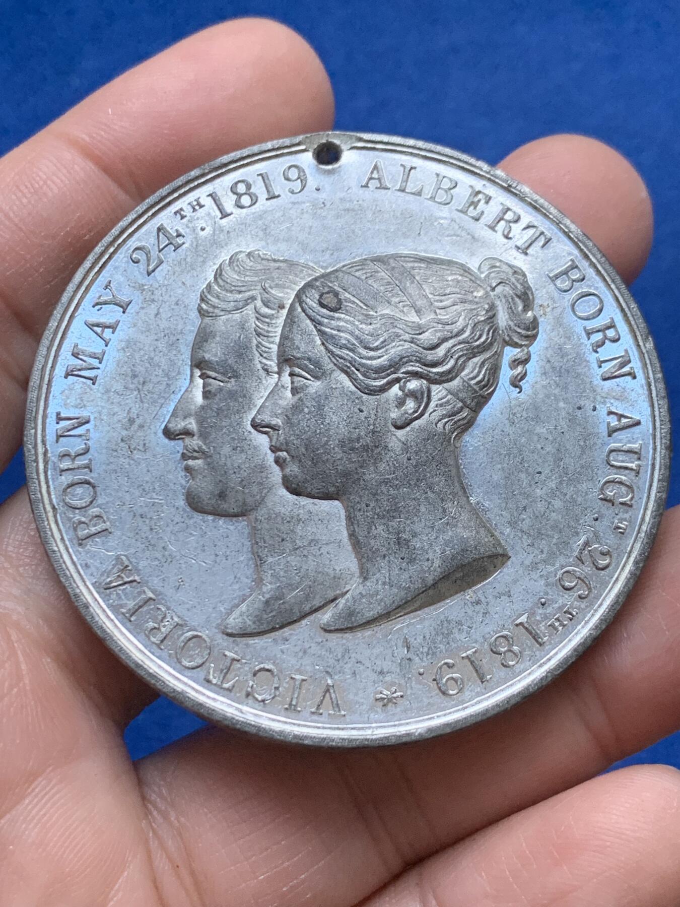 《竞宝斋》第444场 周日，周一，2场连拍 （全场包邮） 英国1841年威尔士王子受洗纪念章，白色金属材质，有打孔，51.7克，53.5mm。