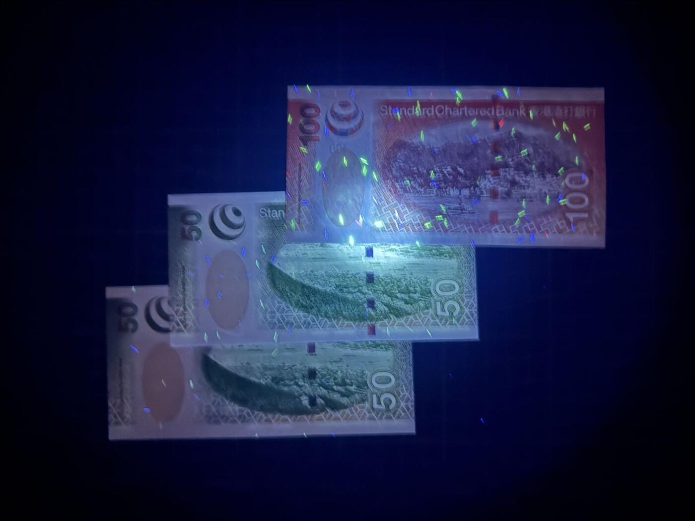 【炜奕收藏】，第五十二期 2003年香港渣打银行50元&100元共3张，UNC品相，包含多张无347