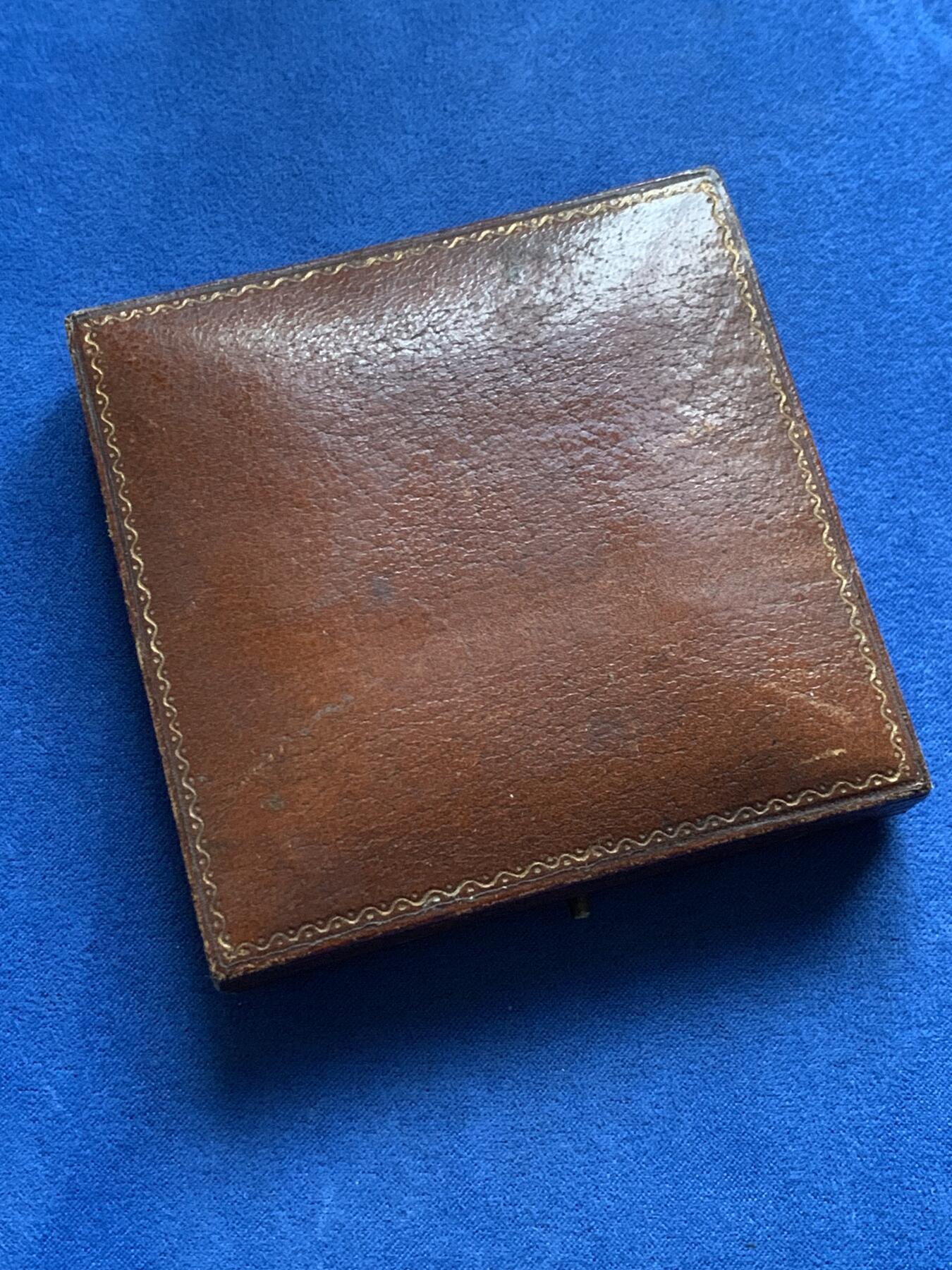 《竞宝斋》第444场 周日，周一，2场连拍 （全场包邮） 英国牛津大学运动俱乐部1909年大型银制奖章，带原盒，60.1mm，重108.2克。颁发给一英里田径比赛的第一名R.D.C.LARKE。用时4分钟35.6秒