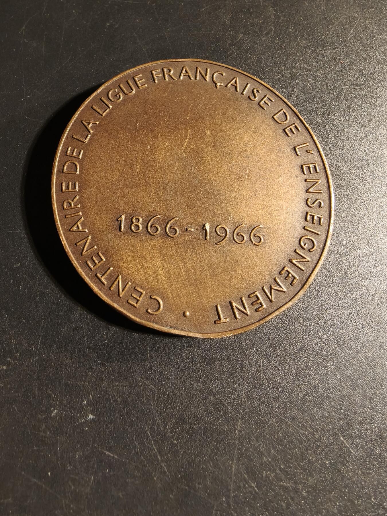 老王徽章第167期 法国教育联盟百年大铜章     正面双人植树     直径54mm.    重量58.9g