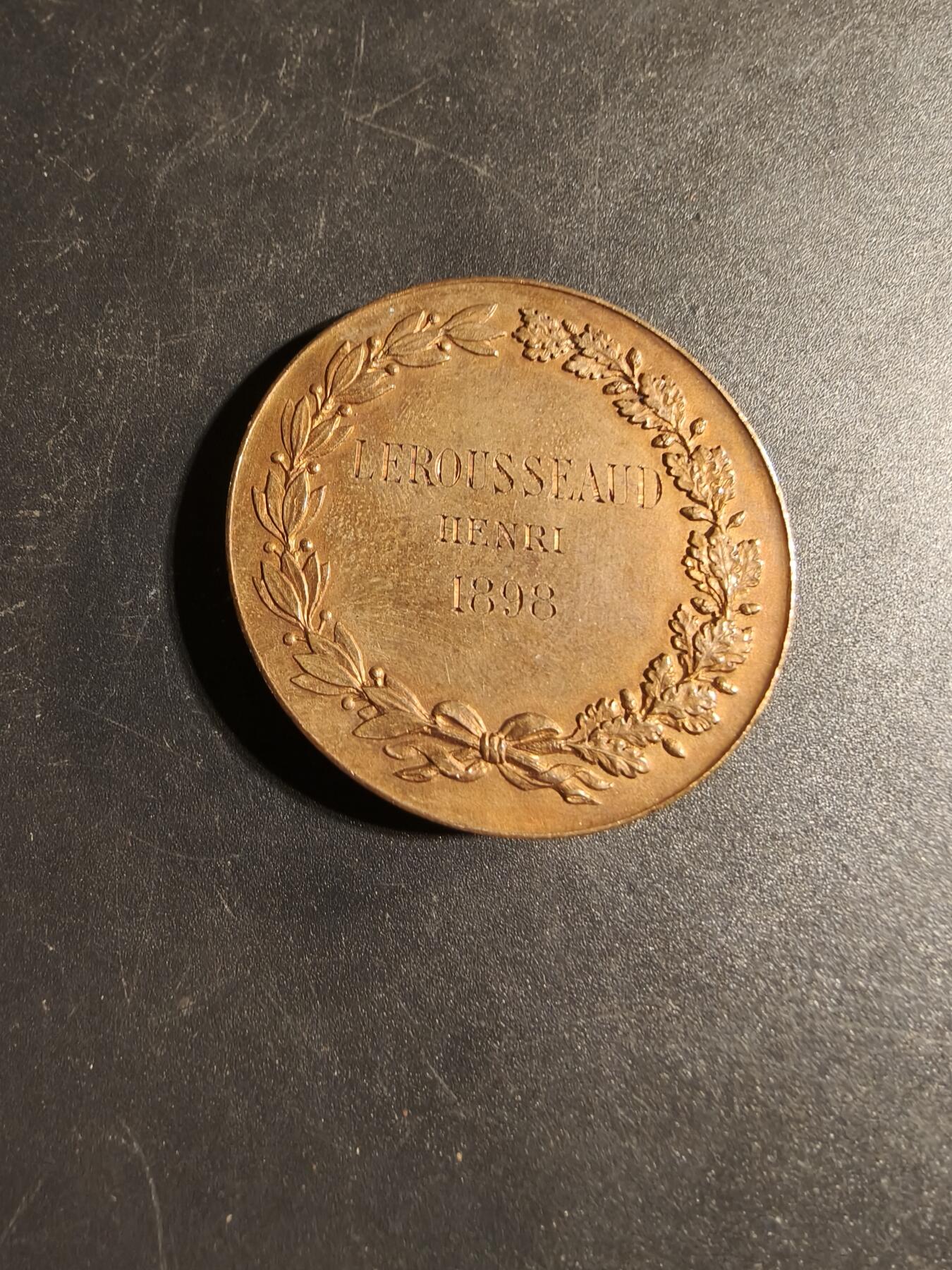 老王徽章第167期 法国地形测量学会大铜章     直径41mm.    重量36.7g