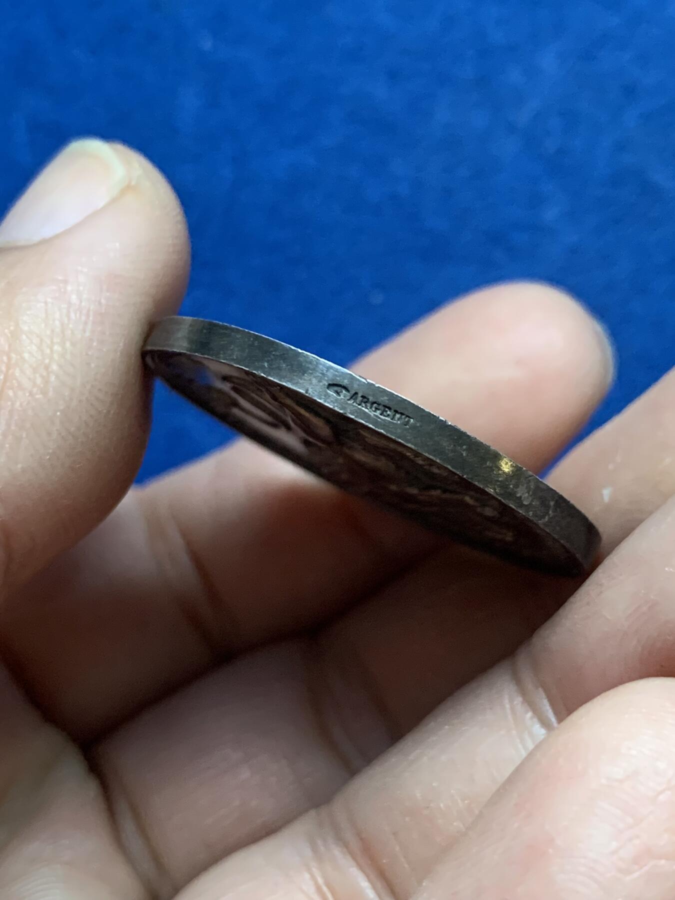 《竞宝斋》第444场 周日，周一，2场连拍 （全场包邮） 1831年里昂信使报圆形银章 32.8mm 14.4g 手指铭 五彩高浮雕