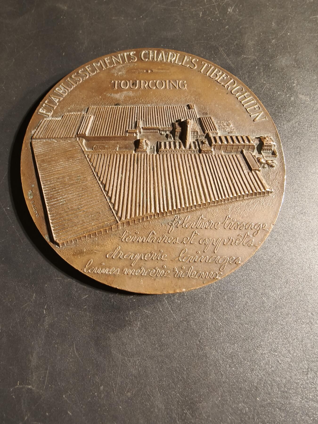 老王徽章第167期 法国图尔宽市纺织厂大铜章    直径10cm.    重量451.1g