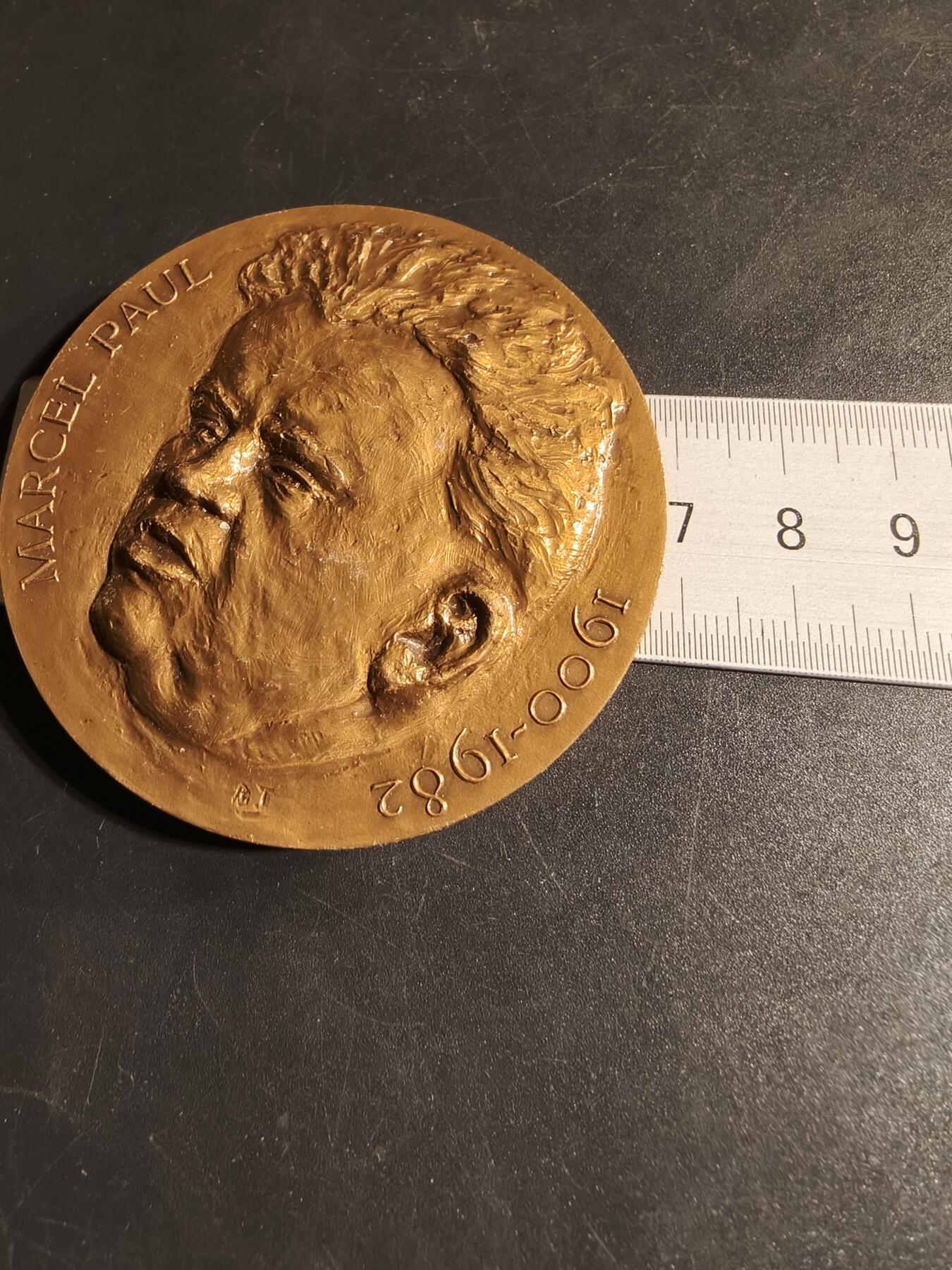 老王徽章第167期 法国共产党政治家马塞尔·保罗逝世大铜章      直径68mm.    重量184.8g