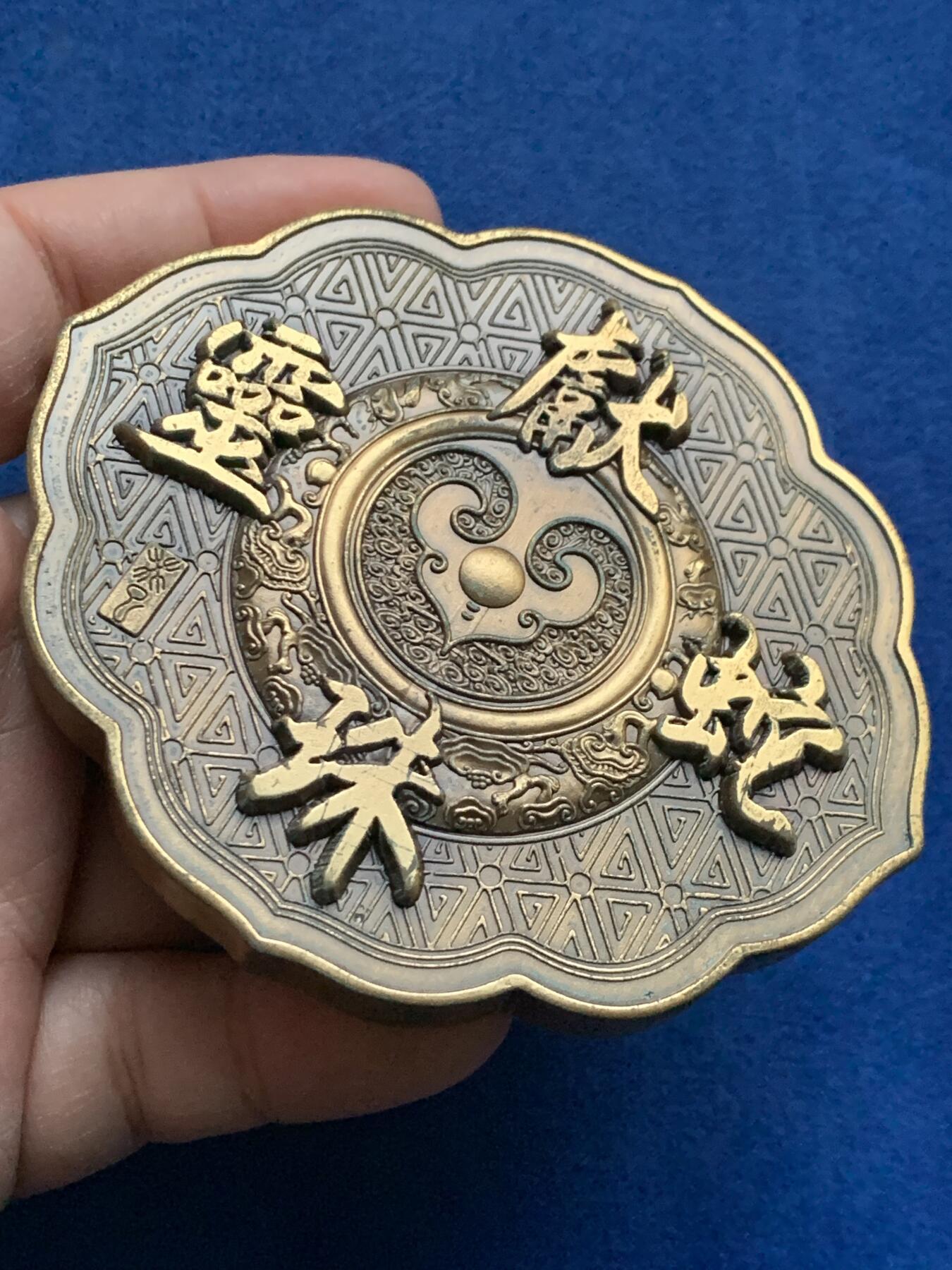 《竞宝斋》第444场 周日，周一，2场连拍 （全场包邮） 上海金菩发行蛇年异形高浮雕铜章，铜章正面图案为“灵蛇献珠”及吉祥纹饰，背面为隋珠并铭刻“灵蛇献珠”字样。直径很大，最宽处约有89.7MM，重409.5克，有厚实的金属盒装，带证书。