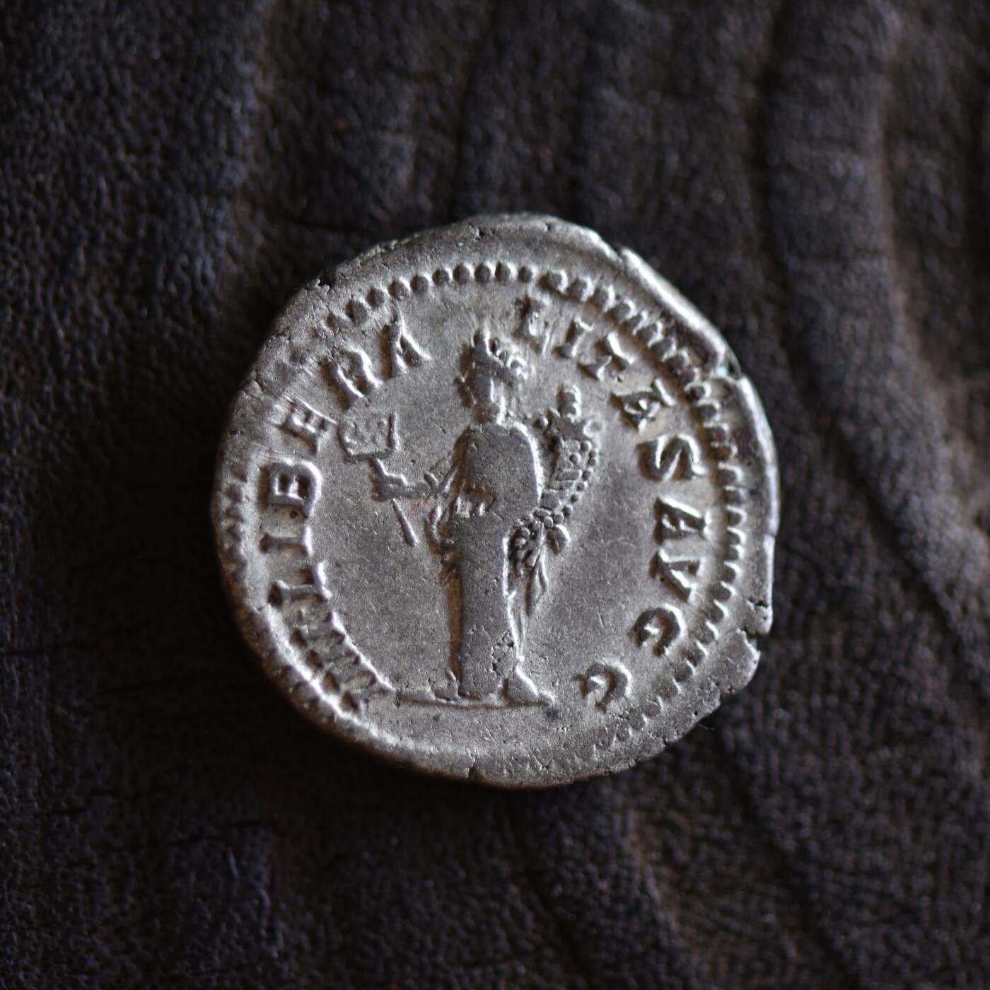 【良泉】【2025年最后一场】12月18日晚19.30点开拍！188组【直播场】西方古代钱币、丝路杂项、印章！ 【藏家出品D】古罗马塞普蒂米乌斯·塞维鲁（193年-211年）“慷慨女神”第纳尔银币，3.76克