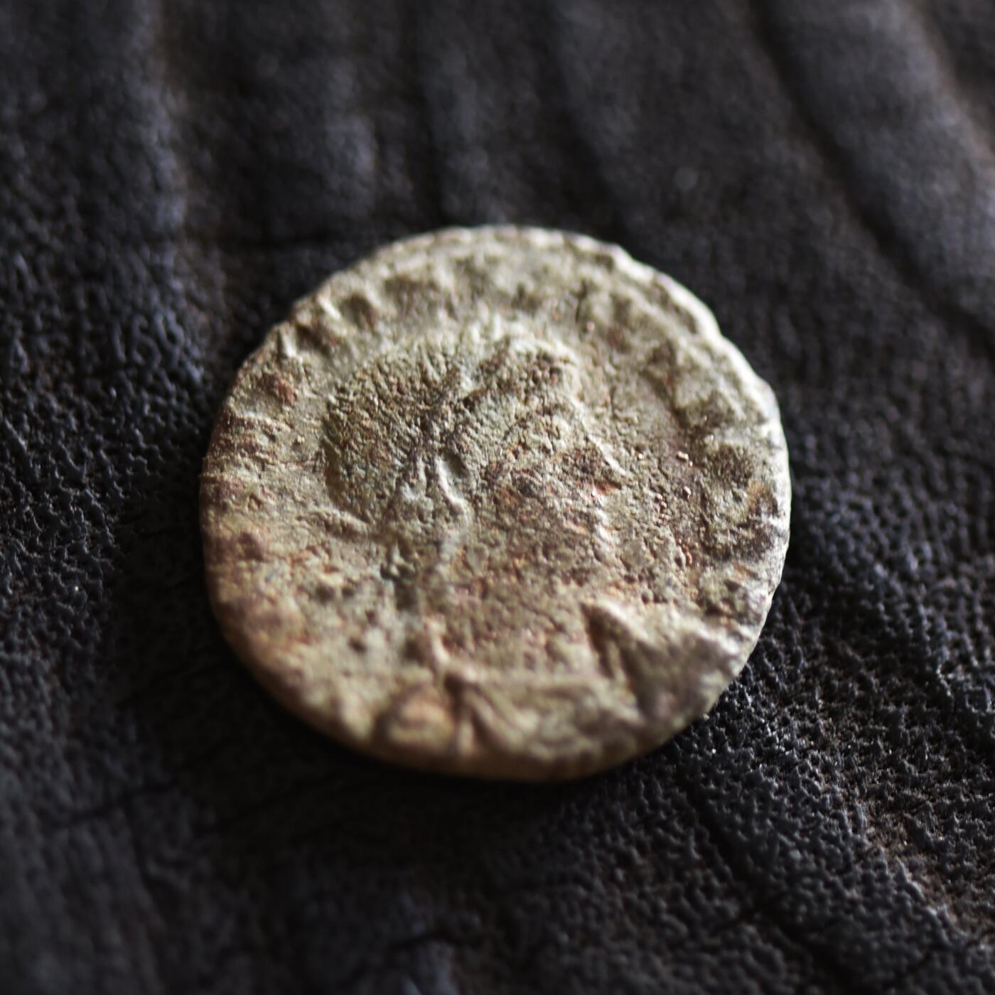 【良泉】【2025年最后一场】12月18日晚19.30点开拍！188组【直播场】西方古代钱币、丝路杂项、印章！  【藏家出品B】 公元333-337年，古罗马帝国，君士坦丁二世“凯撒”时期，克孜科斯造币厂，2.1克