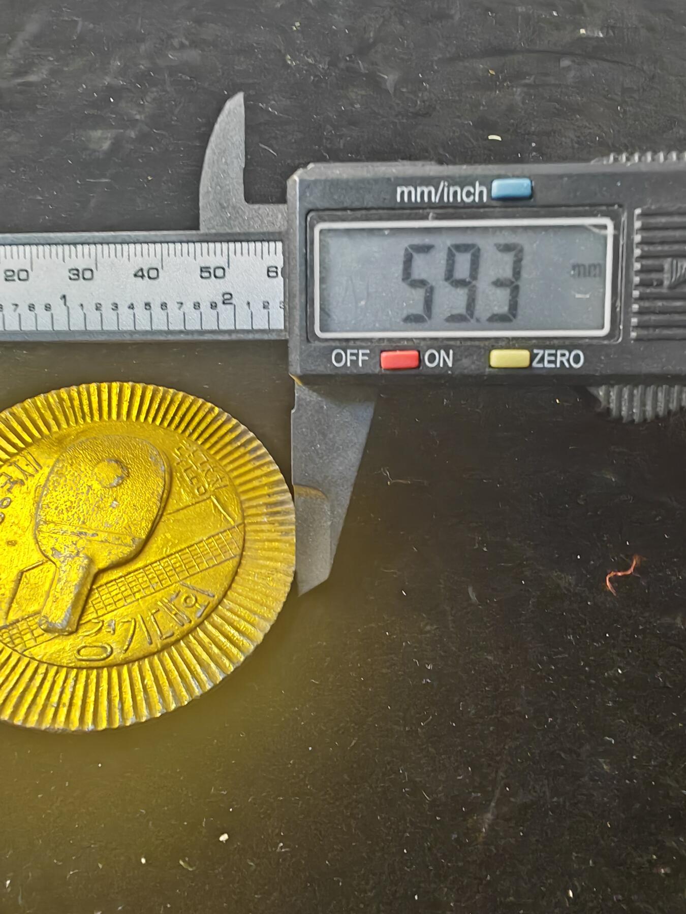 1999年朝鲜发行的乒乓球主题纪念章/奖章