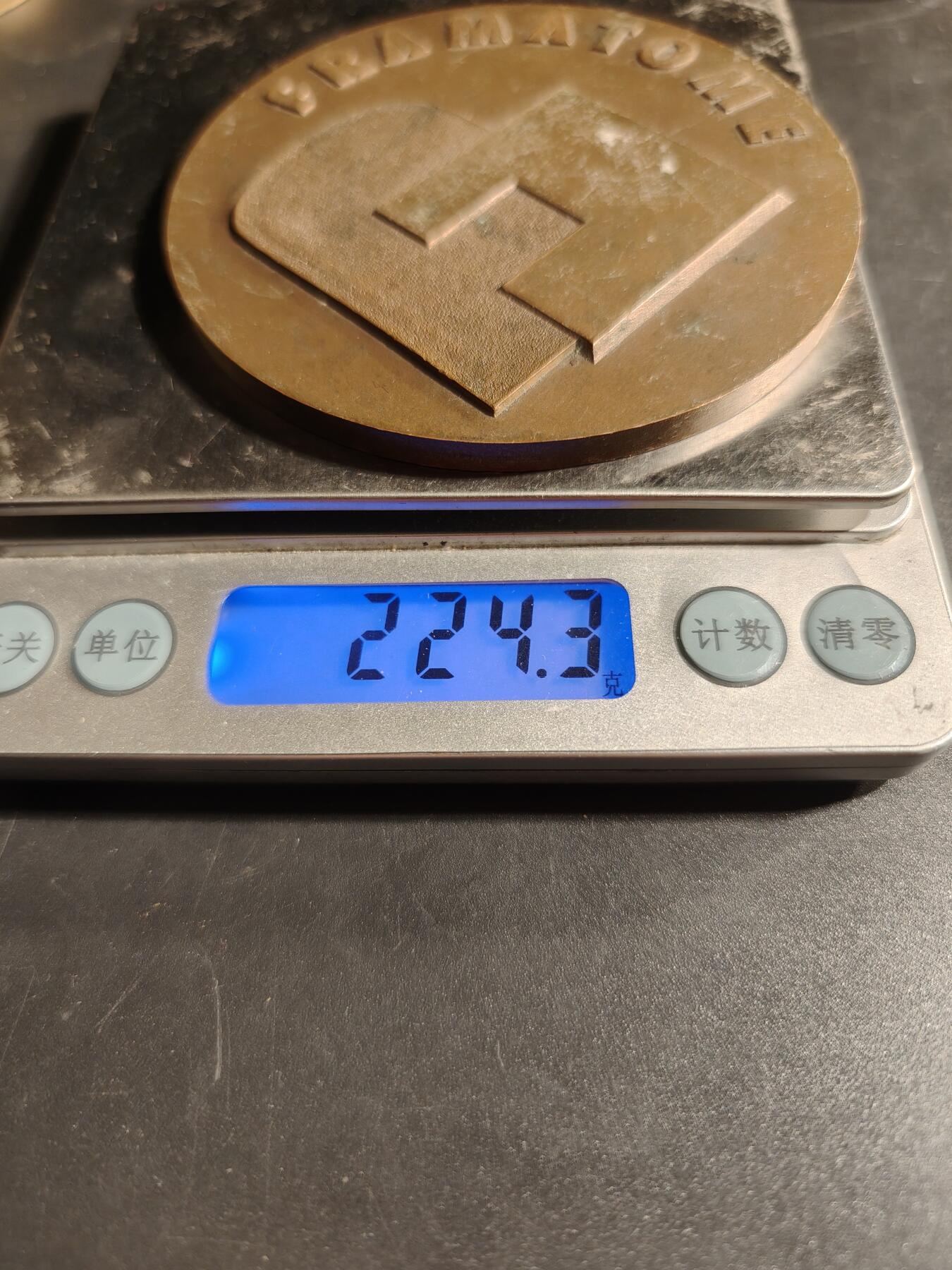 老王徽章第167期 法国Framatome公司大铜章     Framatome 是一家负责压水堆(PWR) 蒸汽供应系统总体概念设计和制造的公司。 该公司具有生产反应堆压力容器、蒸汽发生器和稳压器等主要部件的综合工业能力     直径81mm.    重量224.1g