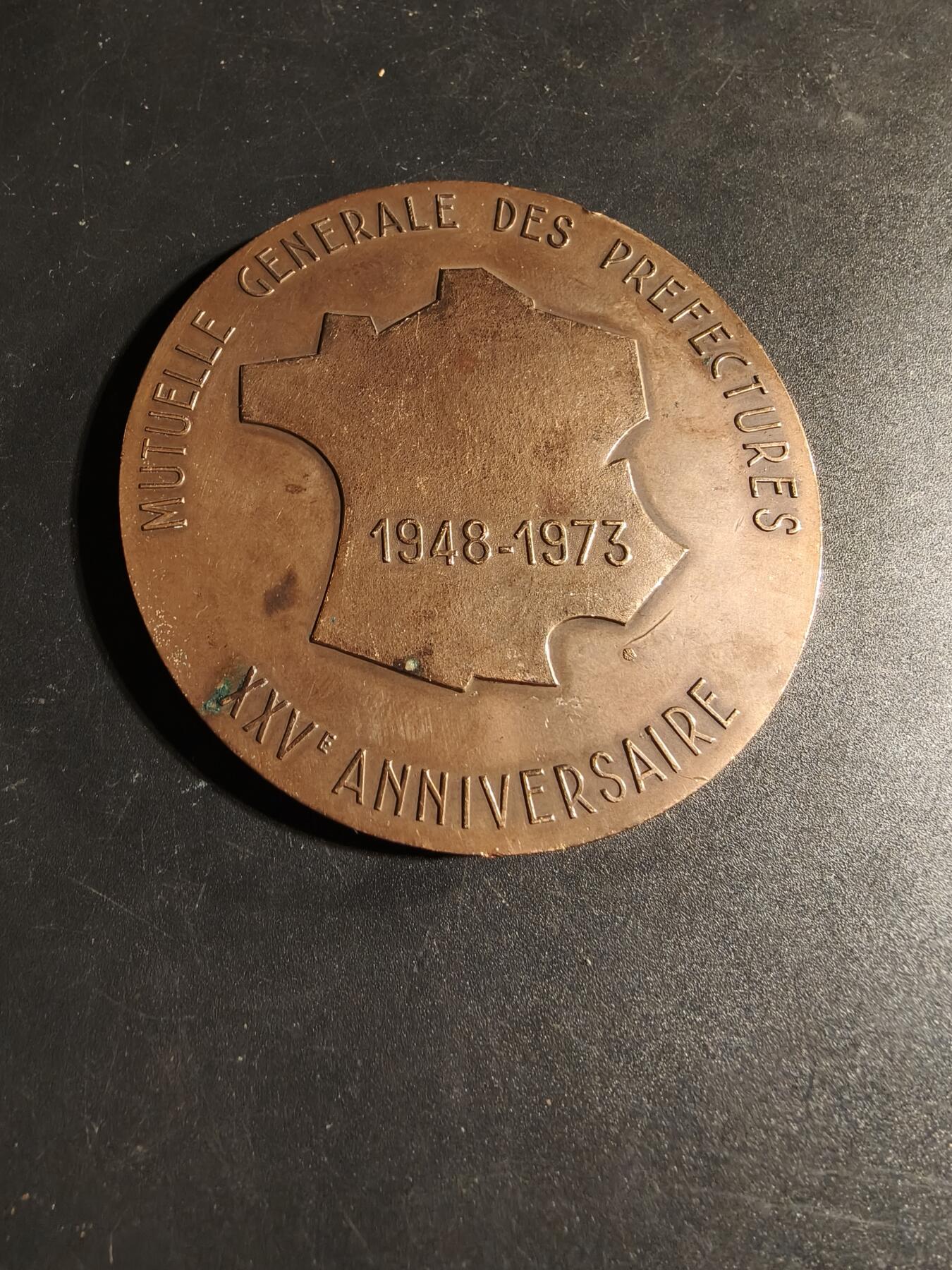 老王徽章第167期 法国互助总保险公司大铜章    直径68mm.    重量153g