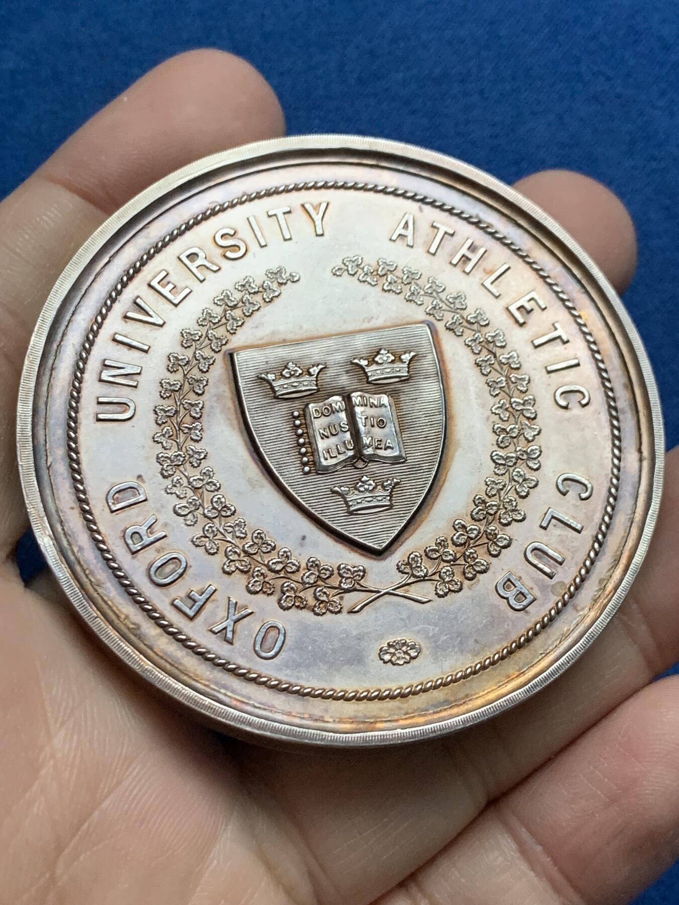 《竞宝斋》第444场 周日，周一，2场连拍 （全场包邮） 英国牛津大学运动俱乐部1909年大型银制奖章，带原盒，60.1mm，重108.2克。颁发给一英里田径比赛的第一名R.D.C.LARKE。用时4分钟35.6秒