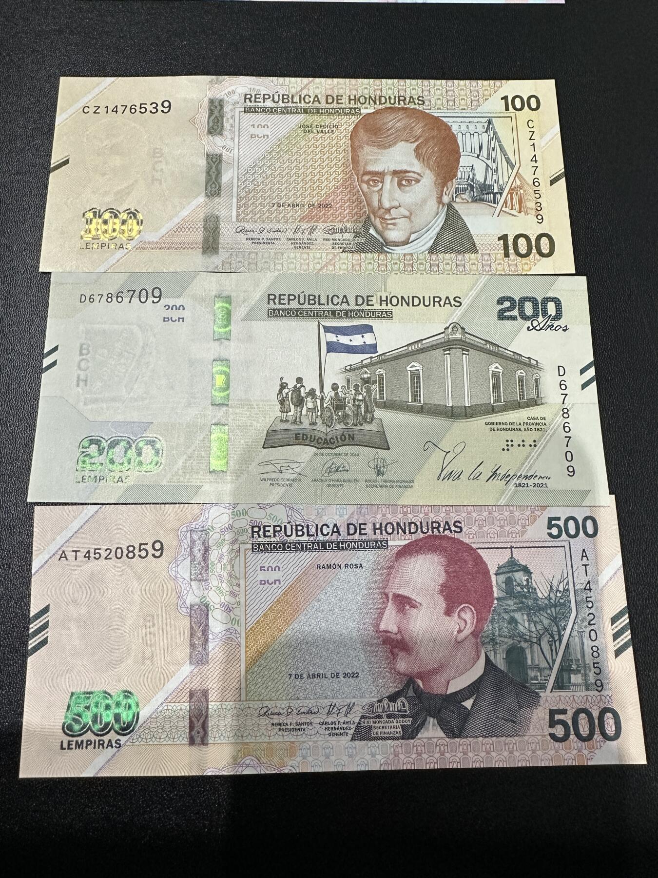《外钞收藏家》第五百九十期（欧洲强钞、港币、硬通货及丰富裸币大拍场）（本平台长期征集拍品、欢迎藏友们联系合作） 洪都拉斯100、200、500面额 三张一起 全新UNC 尾9