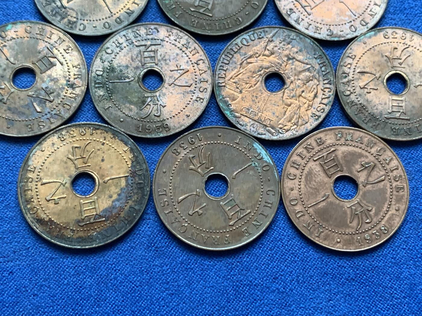 《竞宝斋》第444场 周日，周一，2场连拍 （全场包邮） 十枚一组 法属印支1926年-1939年百分之一中孔铜币