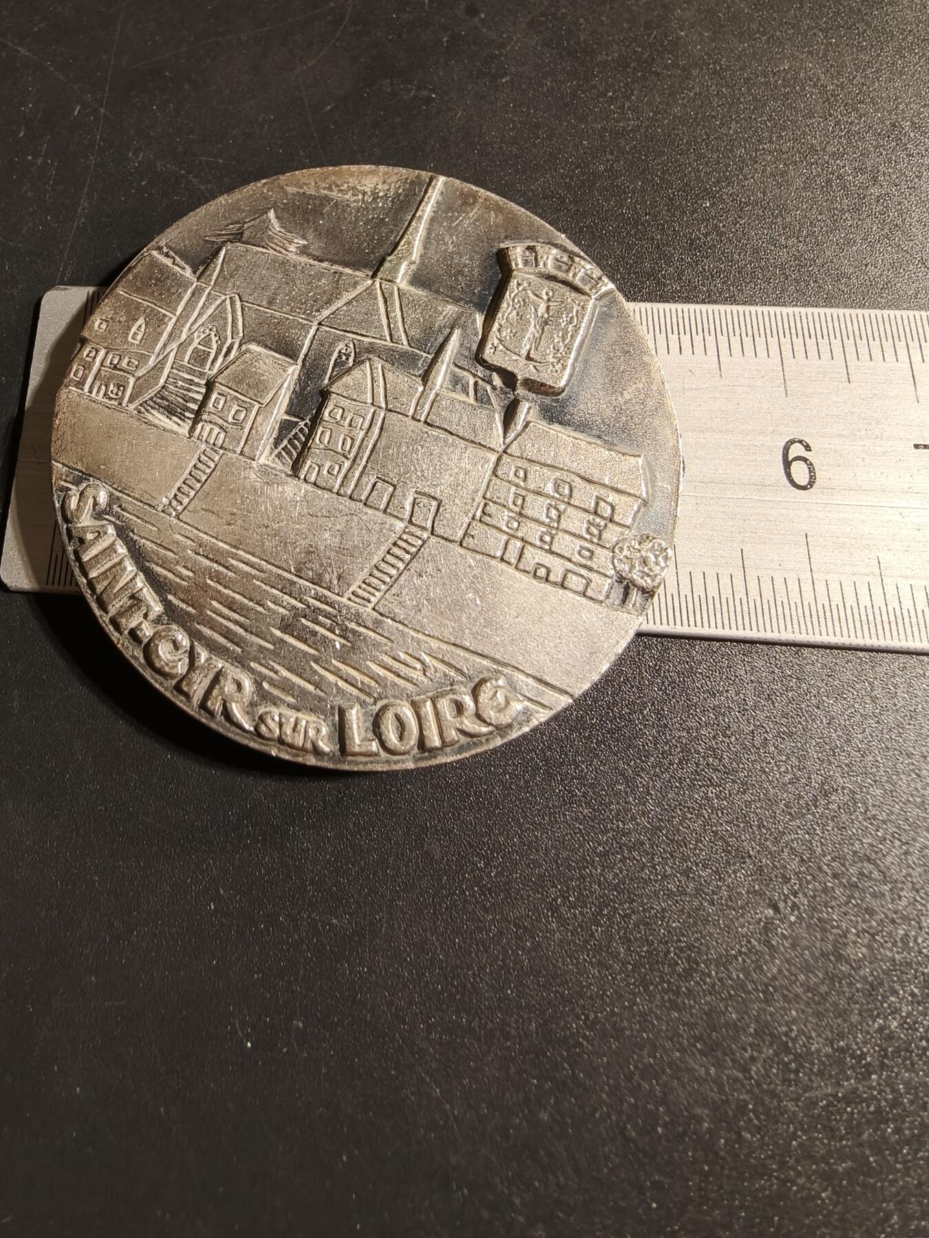 老王徽章第167期 法国法国圣西尔苏卢瓦尔市镀银大铜章      直径51mm.    重量72.1g