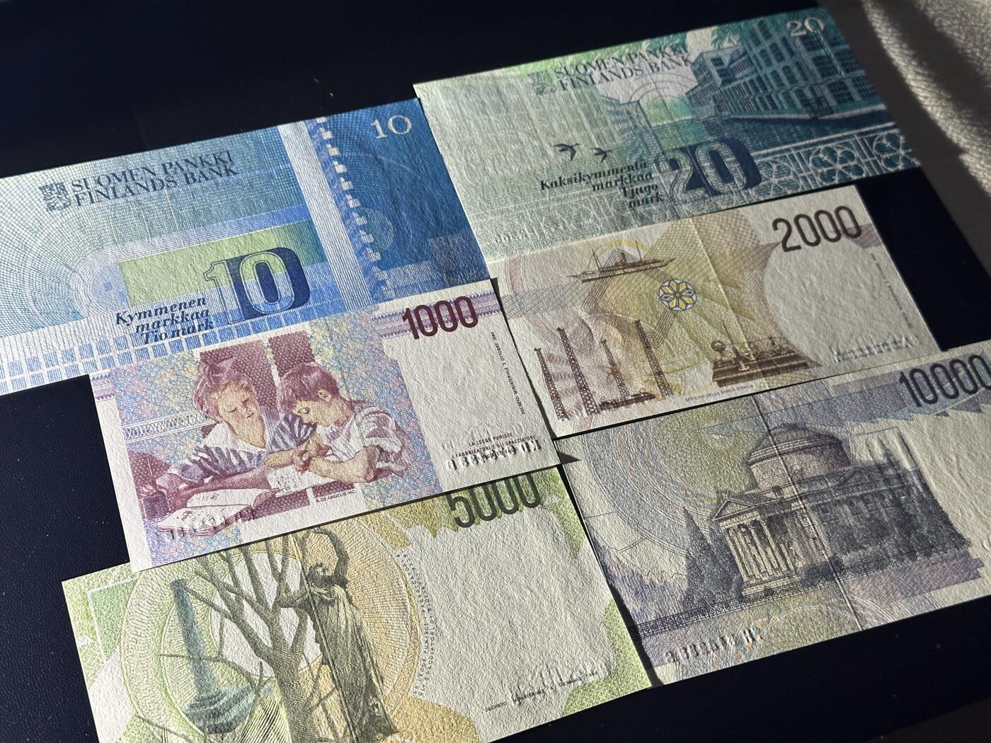 《外钞收藏家》第五百九十期（欧洲强钞、港币、硬通货及丰富裸币大拍场）（本平台长期征集拍品、欢迎藏友们联系合作） 意大利4张+芬兰2张 全新 但是芬兰10马克一个角不绝 全部是靓号尾8