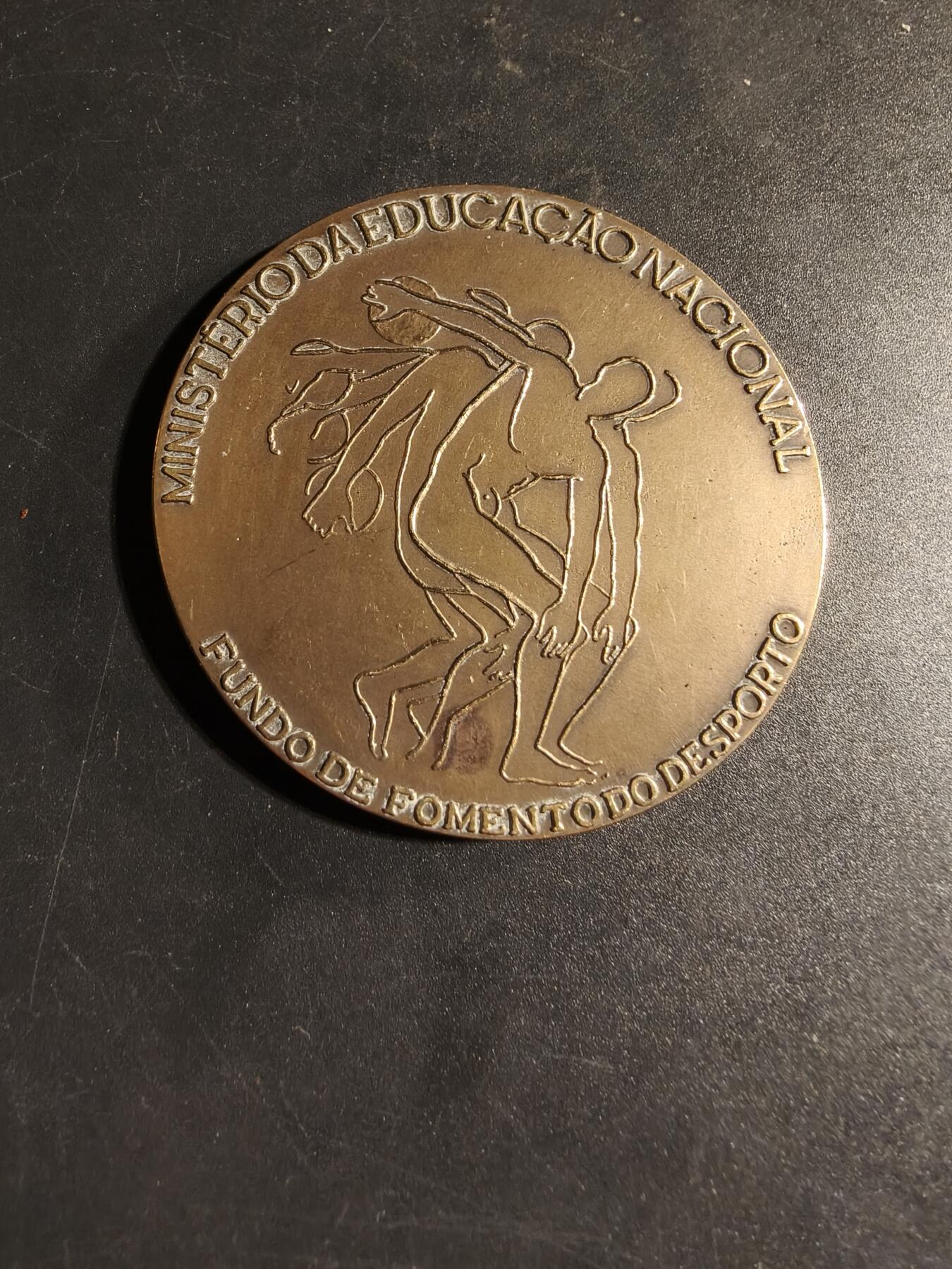 老王徽章第167期 葡萄牙教育部体育发展基金会铜章      直径60mm.    重量95g