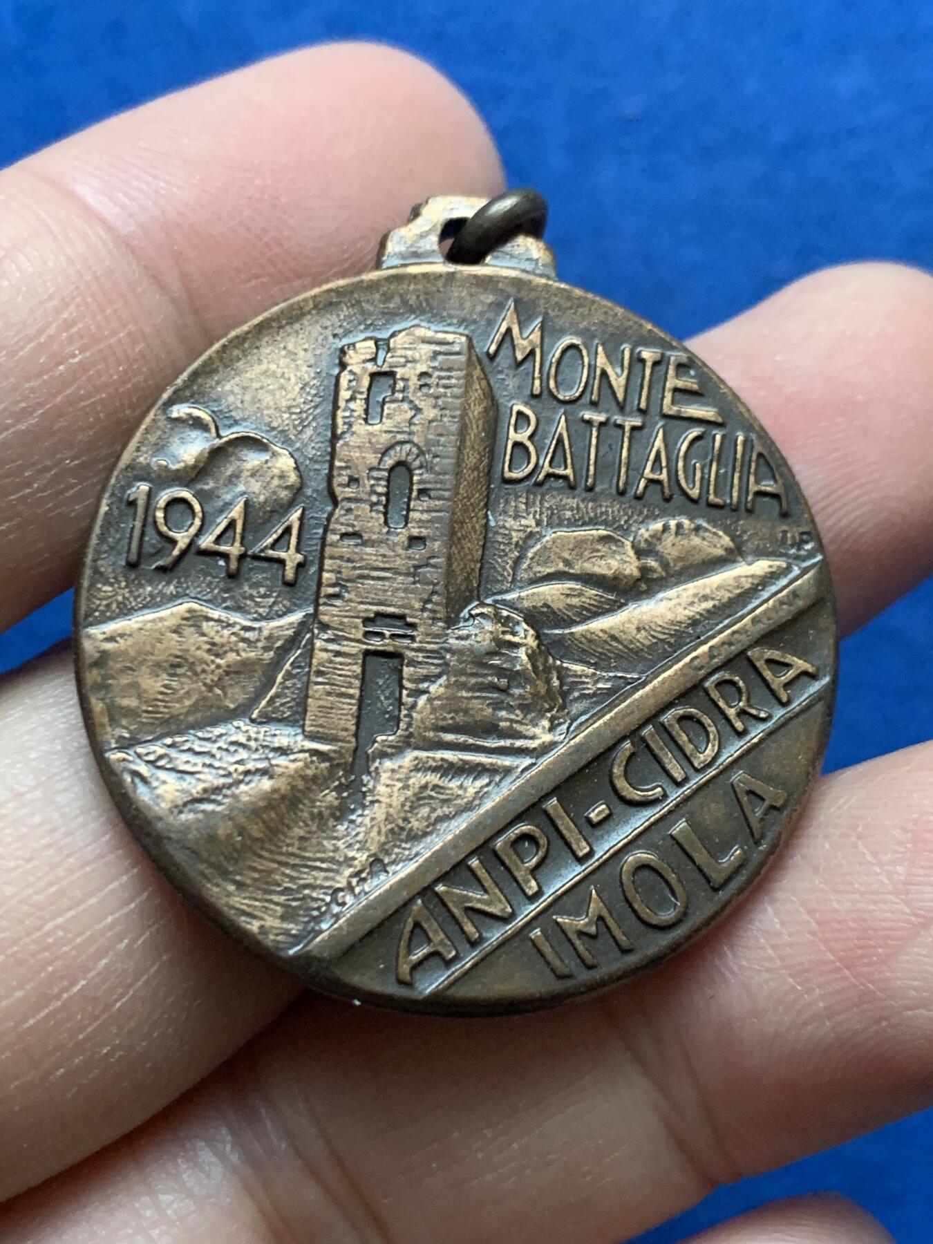 《竞宝斋》第444场 周日，周一，2场连拍 （全场包邮） 意大利反法西斯武装纪念章 带环重20.3克 35.3mm