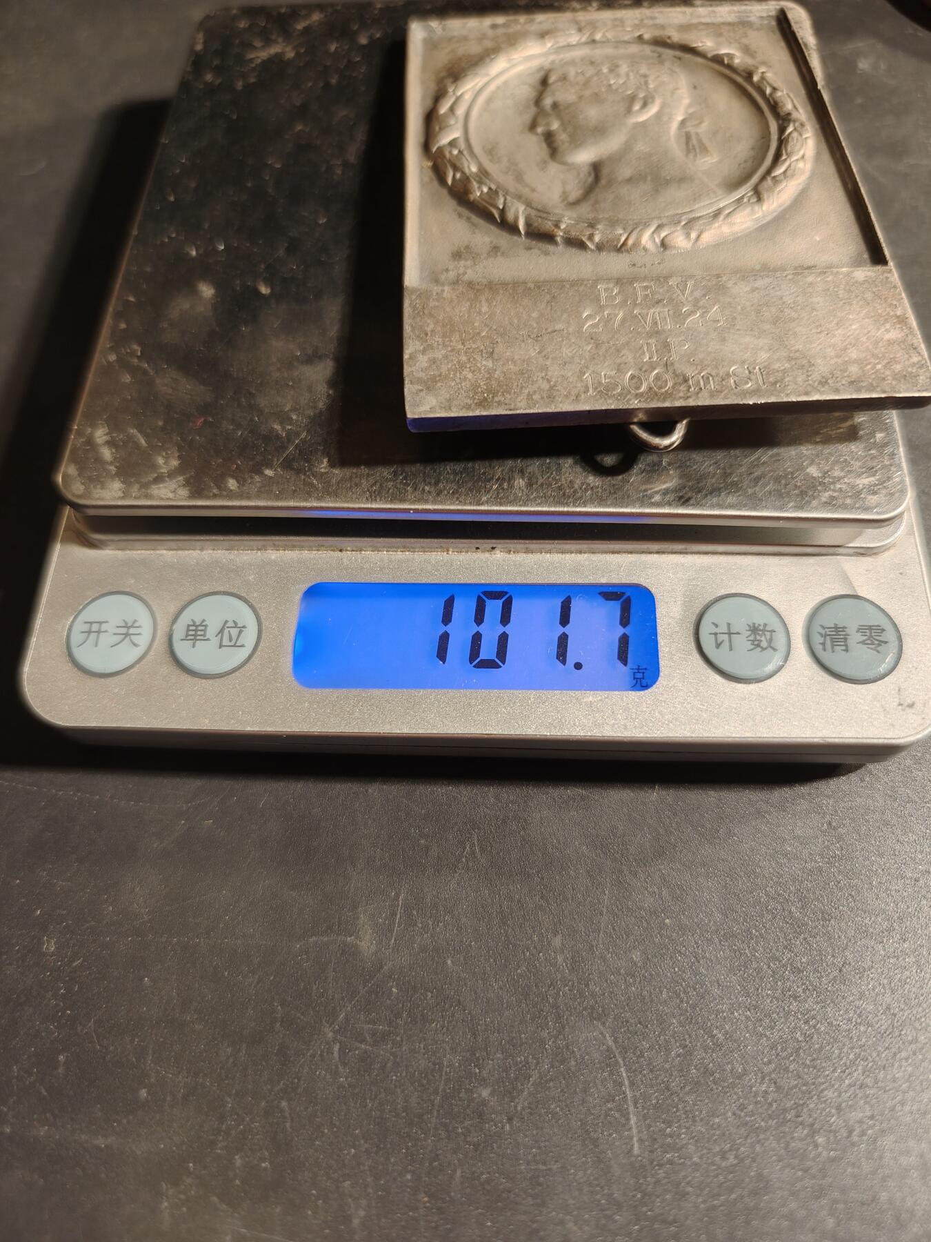 老王徽章第167期 瑞典1500米长跑竞赛方形镀银大铜章    背面的架子可以支起来     尺寸61×82mm.    重量101.7g