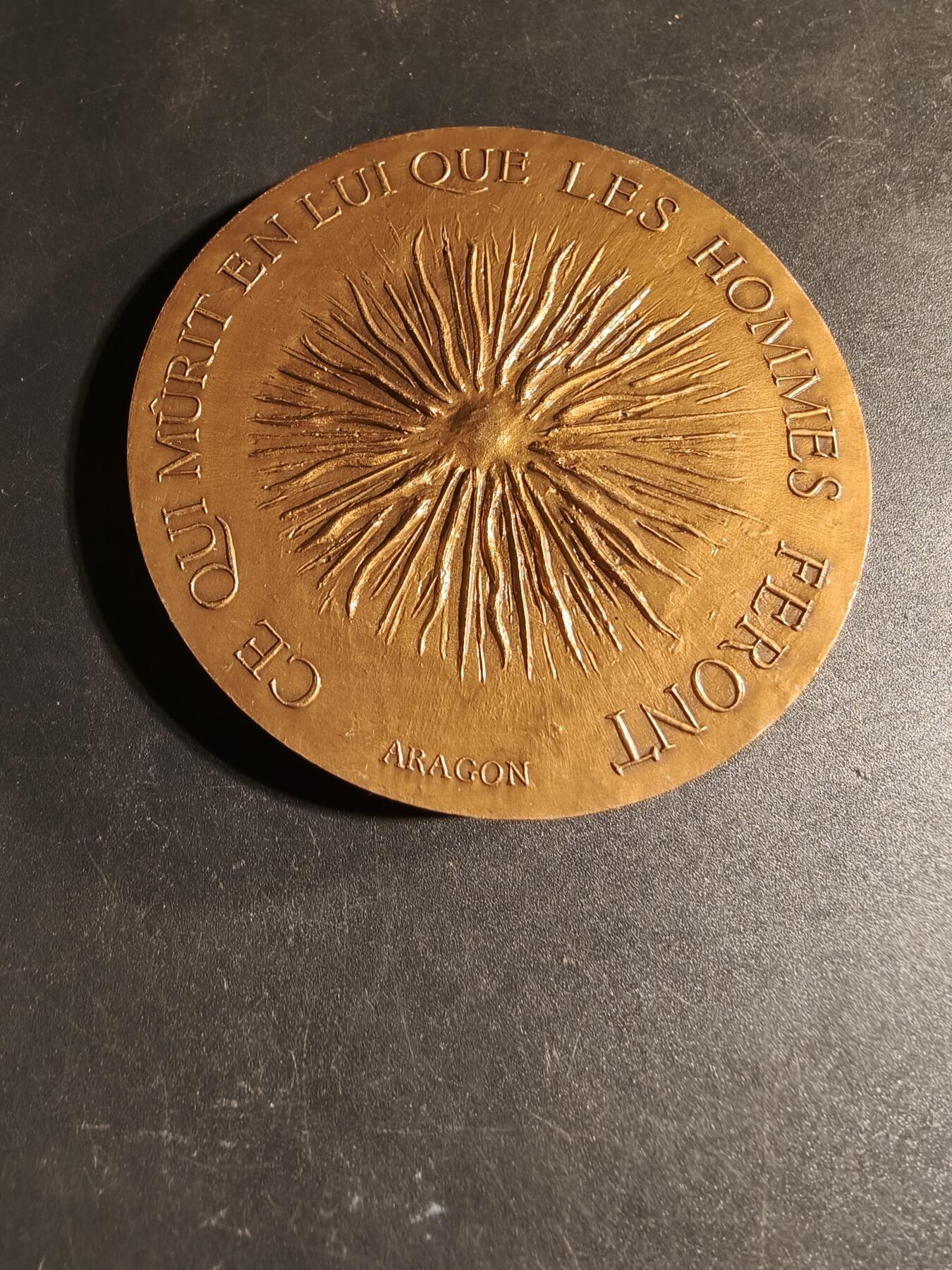 老王徽章第167期 法国共产党政治家马塞尔·保罗逝世大铜章      直径68mm.    重量184.8g