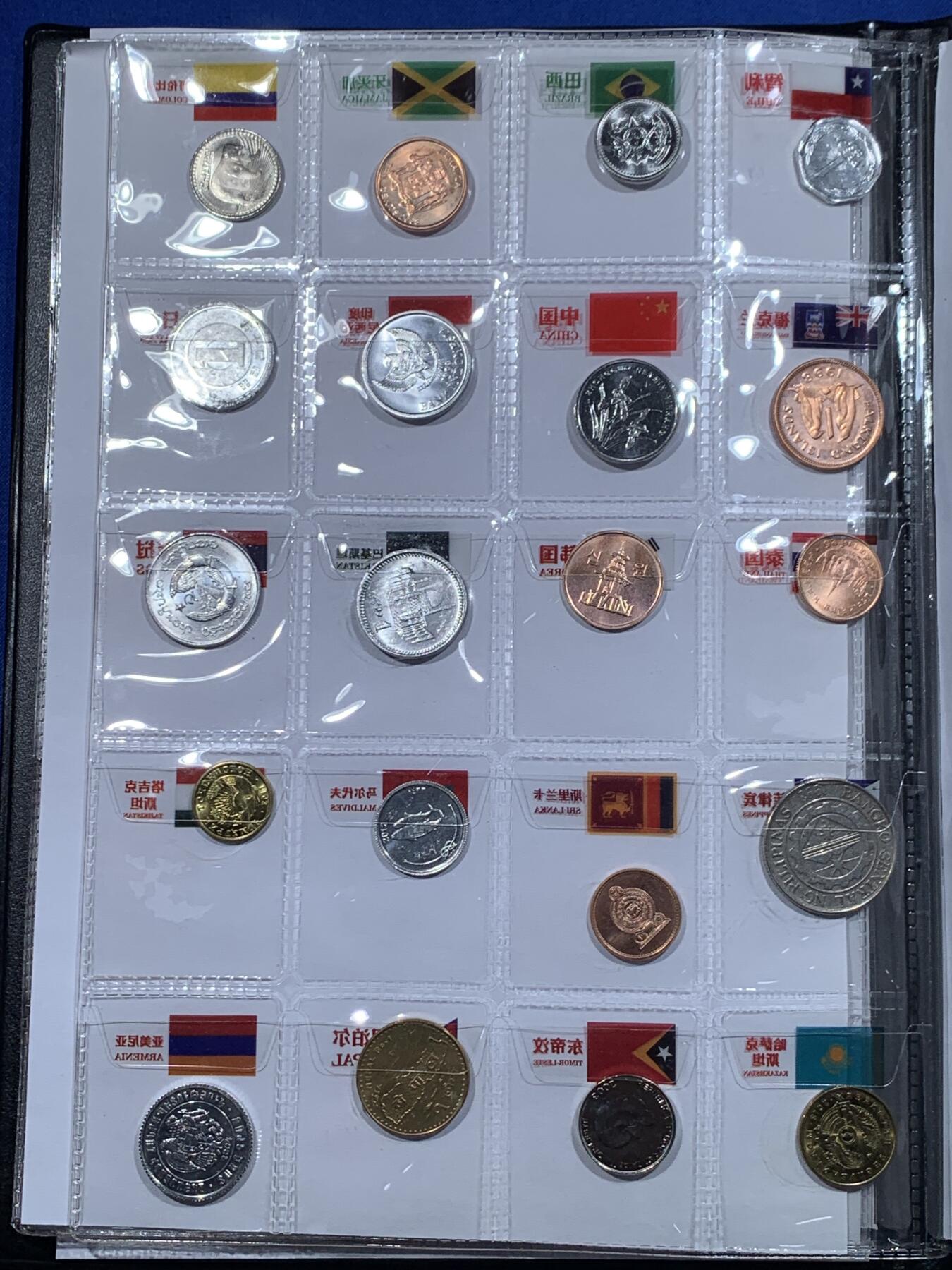 《竞宝斋》第444场 周日，周一，2场连拍 （全场包邮） 世界120国硬币大全套珍藏册 甄选世界120个国家120枚硬币集装成册，自带国旗标签和可自由装取的硬币格与透明内页，细节见图。