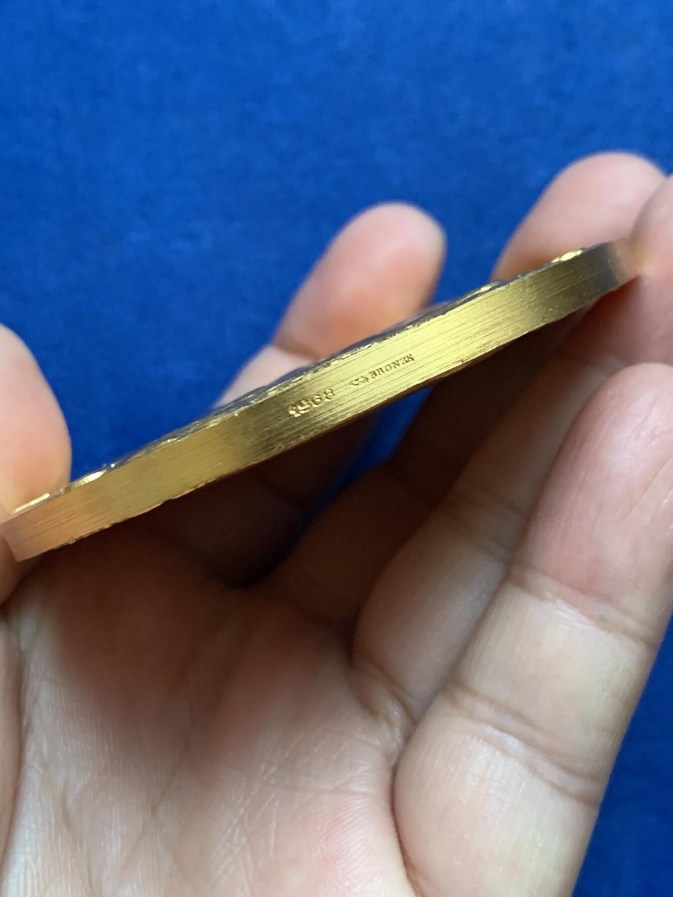 《竞宝斋》第444场 周日，周一，2场连拍 （全场包邮） 法国贝桑松社会服务镀金大铜章 1968 丰饶角铜标 直径68mm 重量166.6g