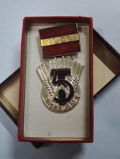 韵星假日拍卖第三十一期 -- Rimey Holidays Auction 31 - 民主德国五年计划劳动模范奖章 带原盒