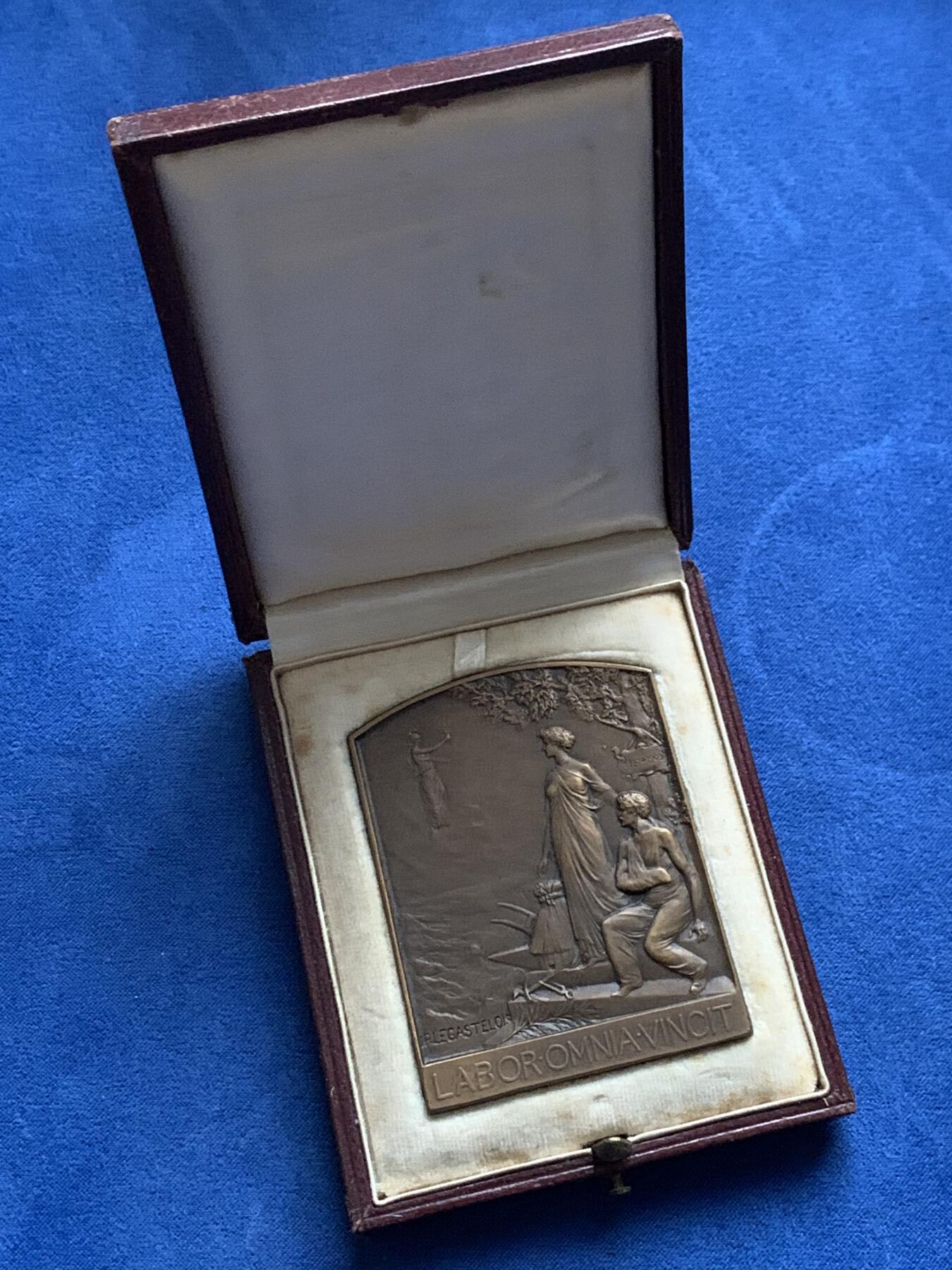 《竞宝斋》第444场 周日，周一，2场连拍 （全场包邮） 可展示 1903年瑞士苏黎世金融银行法国分支机构成立25周年纪念铜章 63.2克 50*64.5mm 丰饶角铜标 带原盒