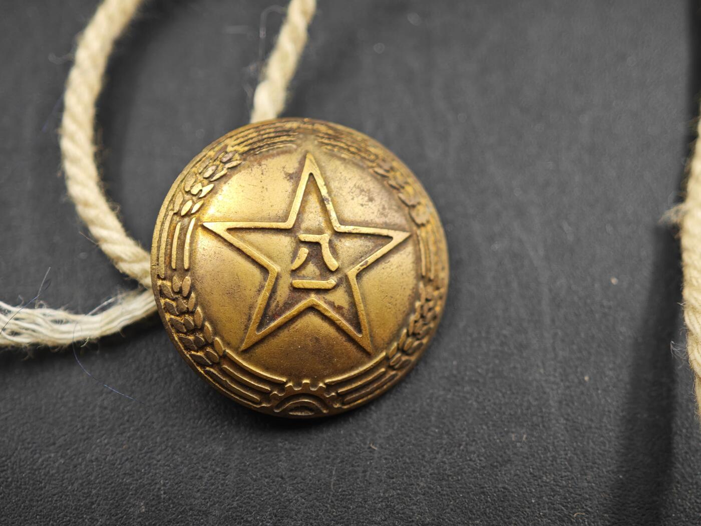 12月1日精品徽章专场 50年代81扣子