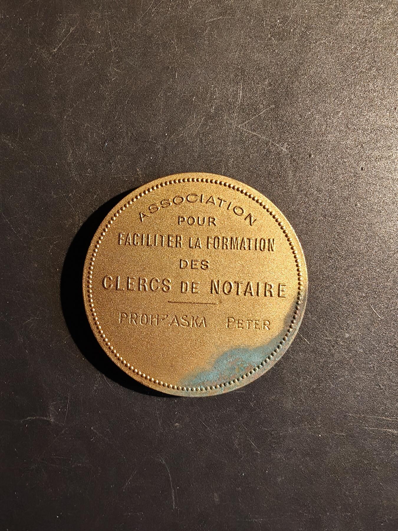 老王徽章第167期 法国公证人职员培训协会镀金大铜章     直径50mm.    重量64.3g