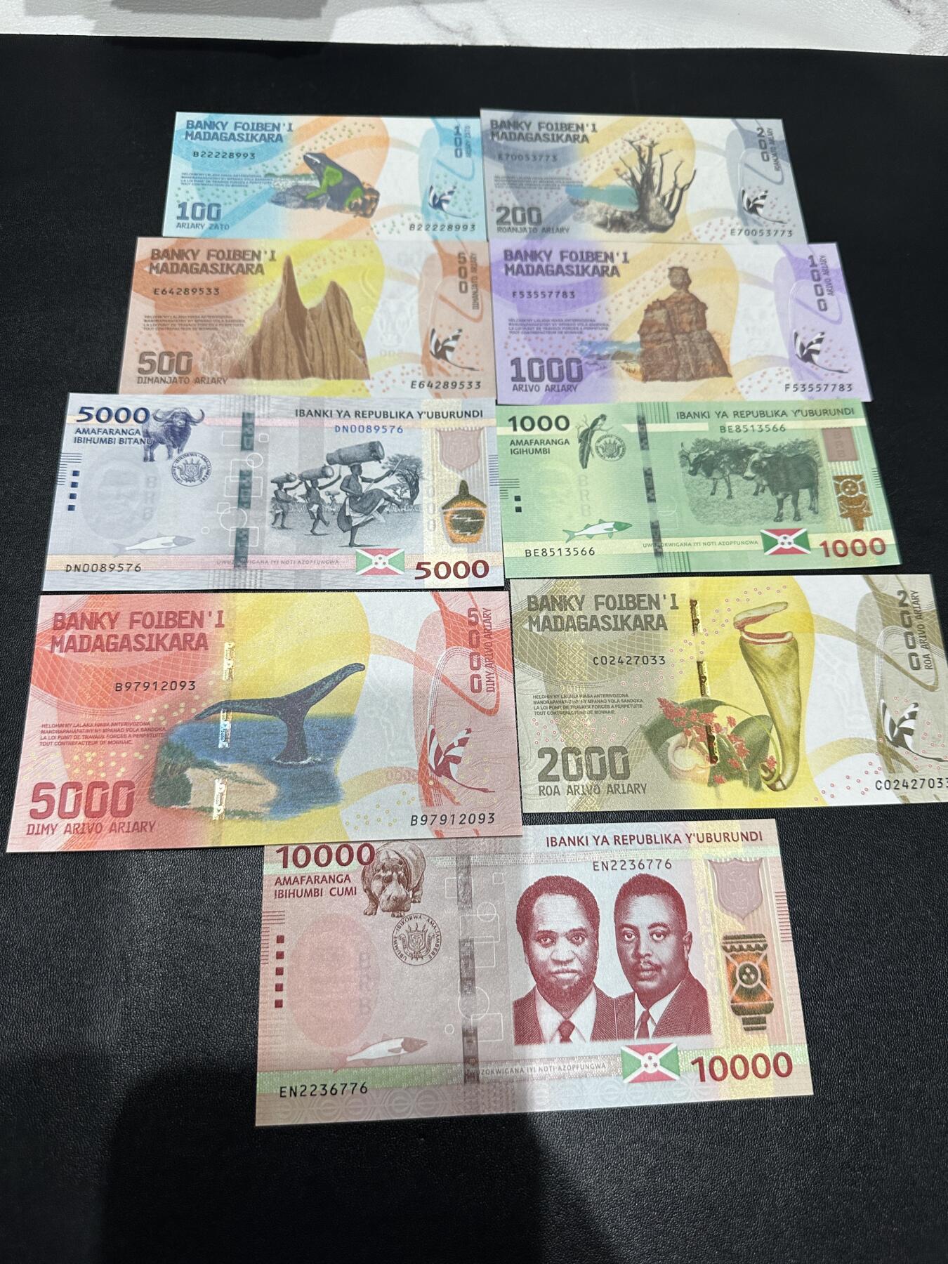 《外钞收藏家》第五百九十期（欧洲强钞、港币、硬通货及丰富裸币大拍场）（本平台长期征集拍品、欢迎藏友们联系合作） 马达加斯加和布隆迪2套纸币一起 全新UNC 分别是尾3和6