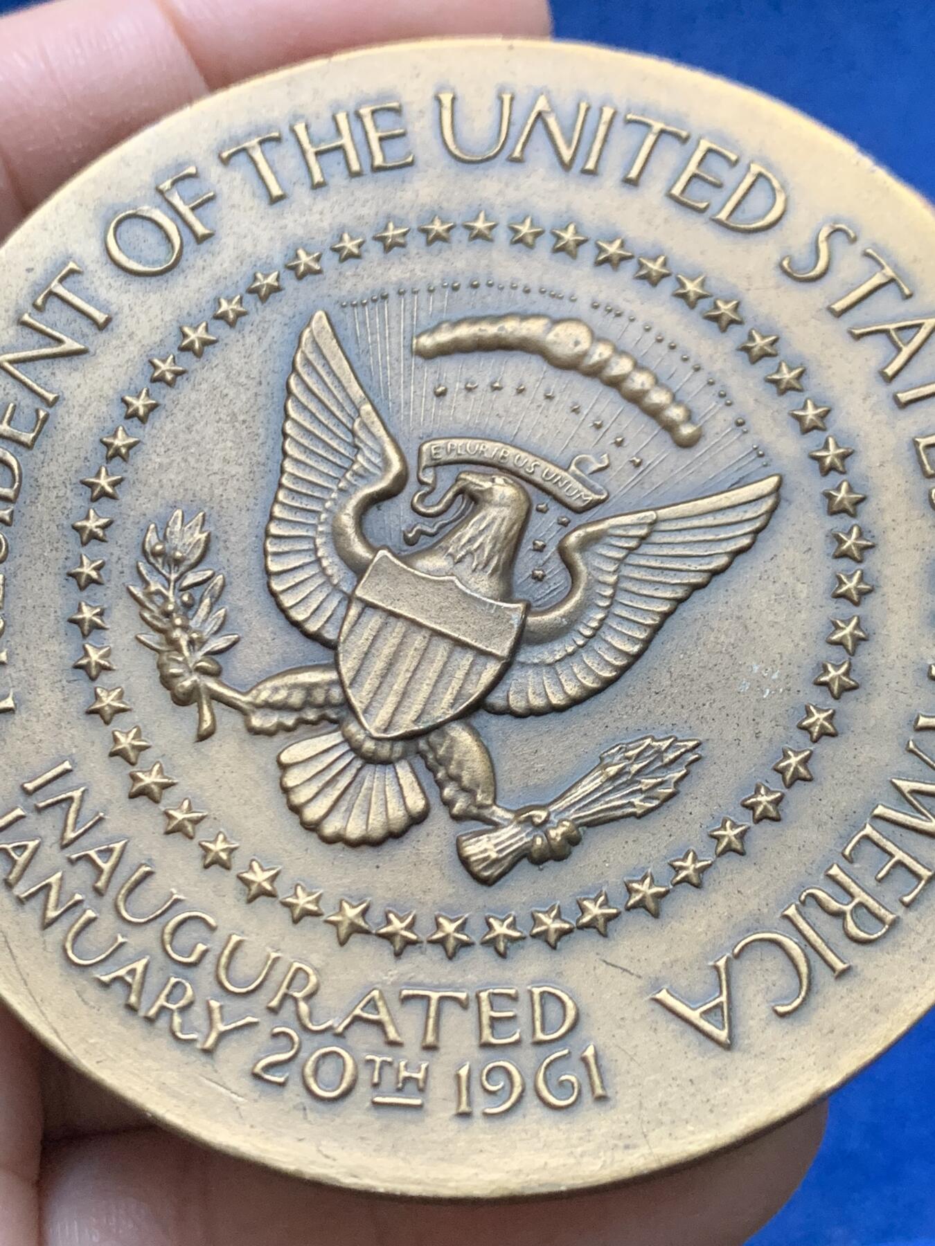 《竞宝斋》第444场 周日，周一，2场连拍 （全场包邮） 美国肯尼迪总统纪念大铜章 163克 69.5mm 铜标边铭