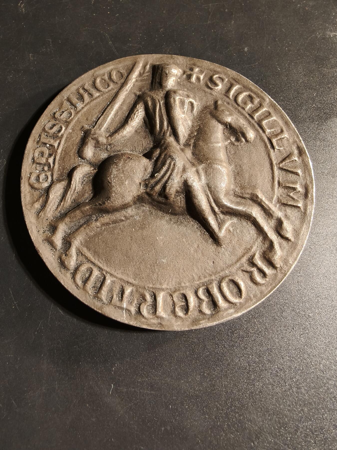 老王徽章第167期 法国Simca汽车制造公司（菲亚特旗下）纪念章       正面为骑马的古典风格骑士     直径99mm.     重量420.9g