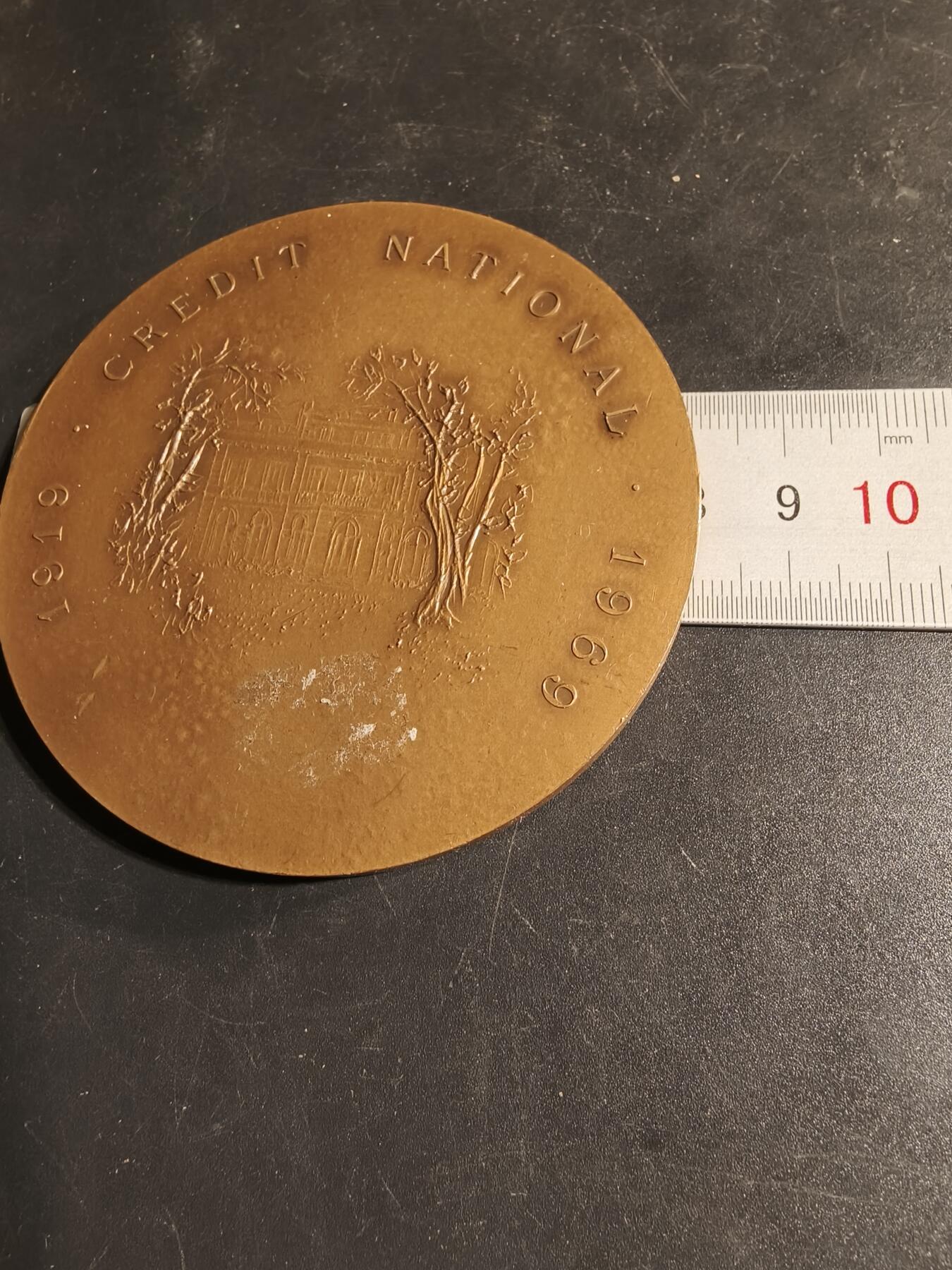 老王徽章第167期 法国国家信贷银行成立50周年大铜章     直径80mm.   重量192g